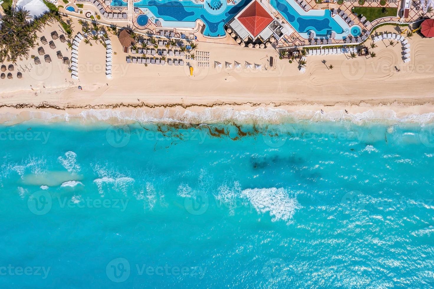 vista aérea de la playa de arena tropical con océano turquesa. foto