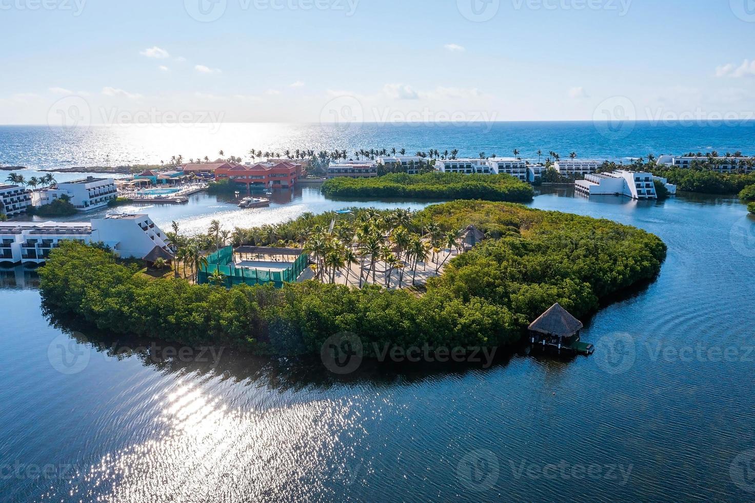 hermoso complejo de playa laguna. foto