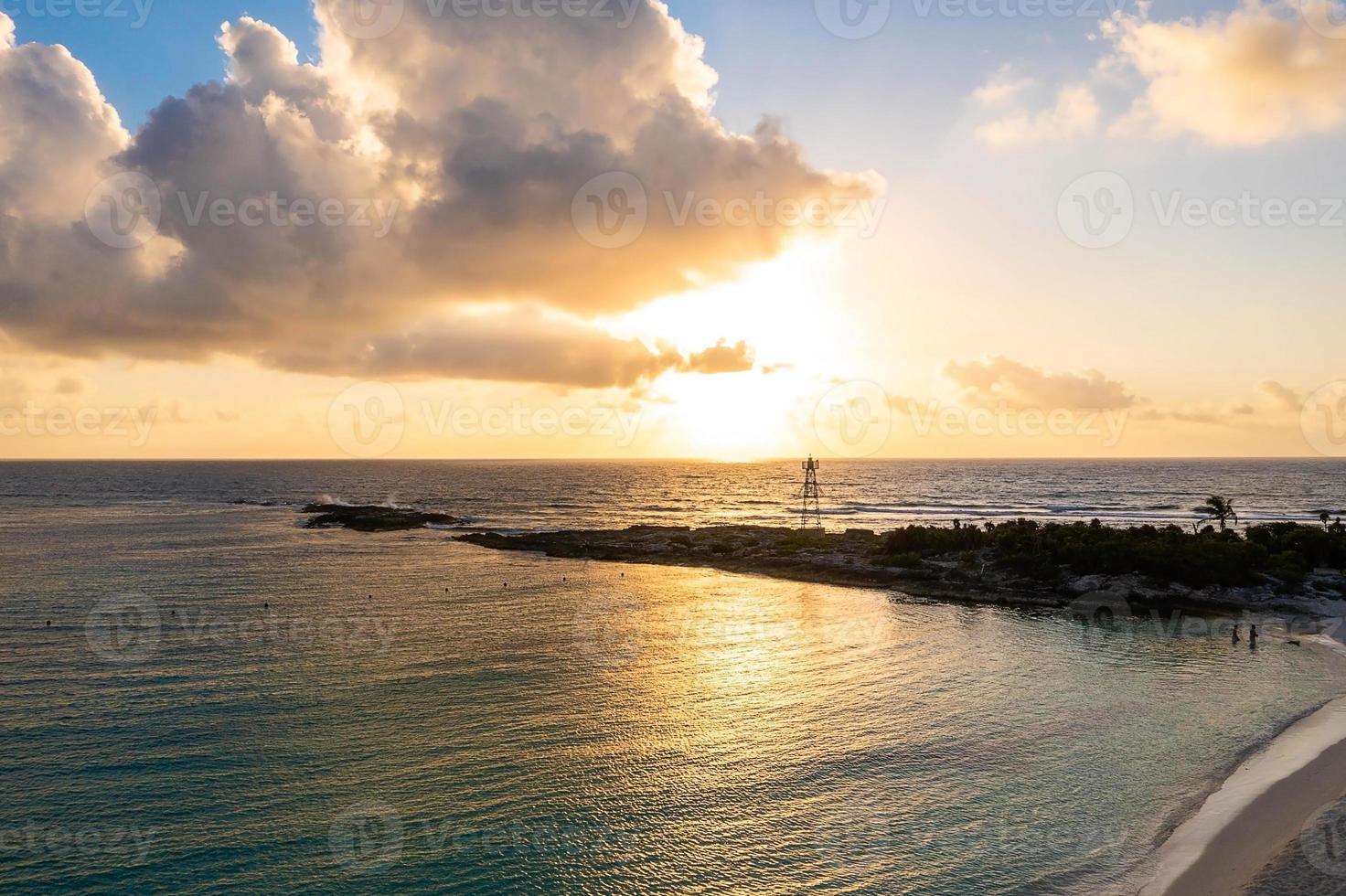 vista mágica del amanecer sobre el mar caribe. foto