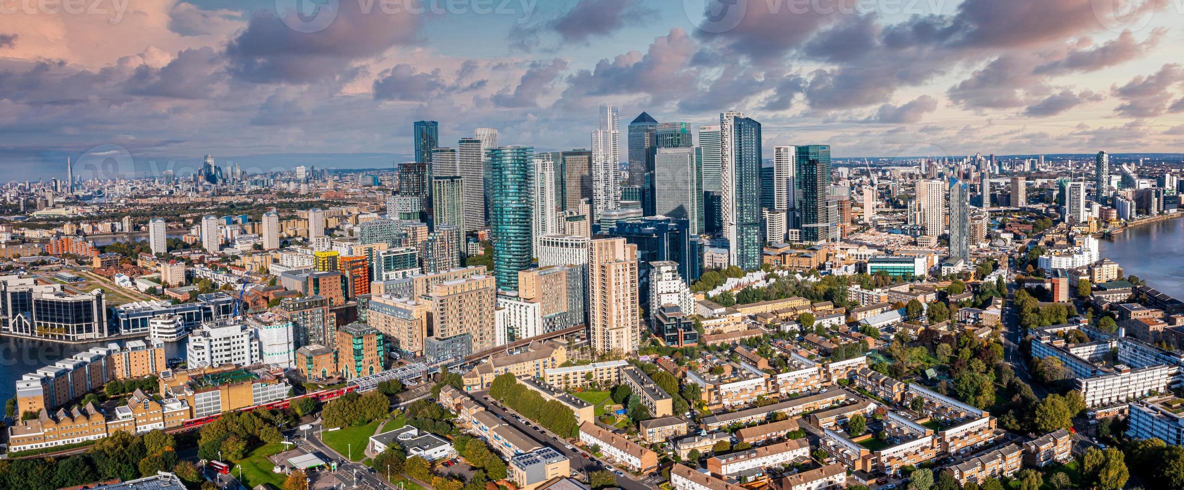 vista panorámica aérea del distrito financiero de canary wharf en londres, reino unido. foto