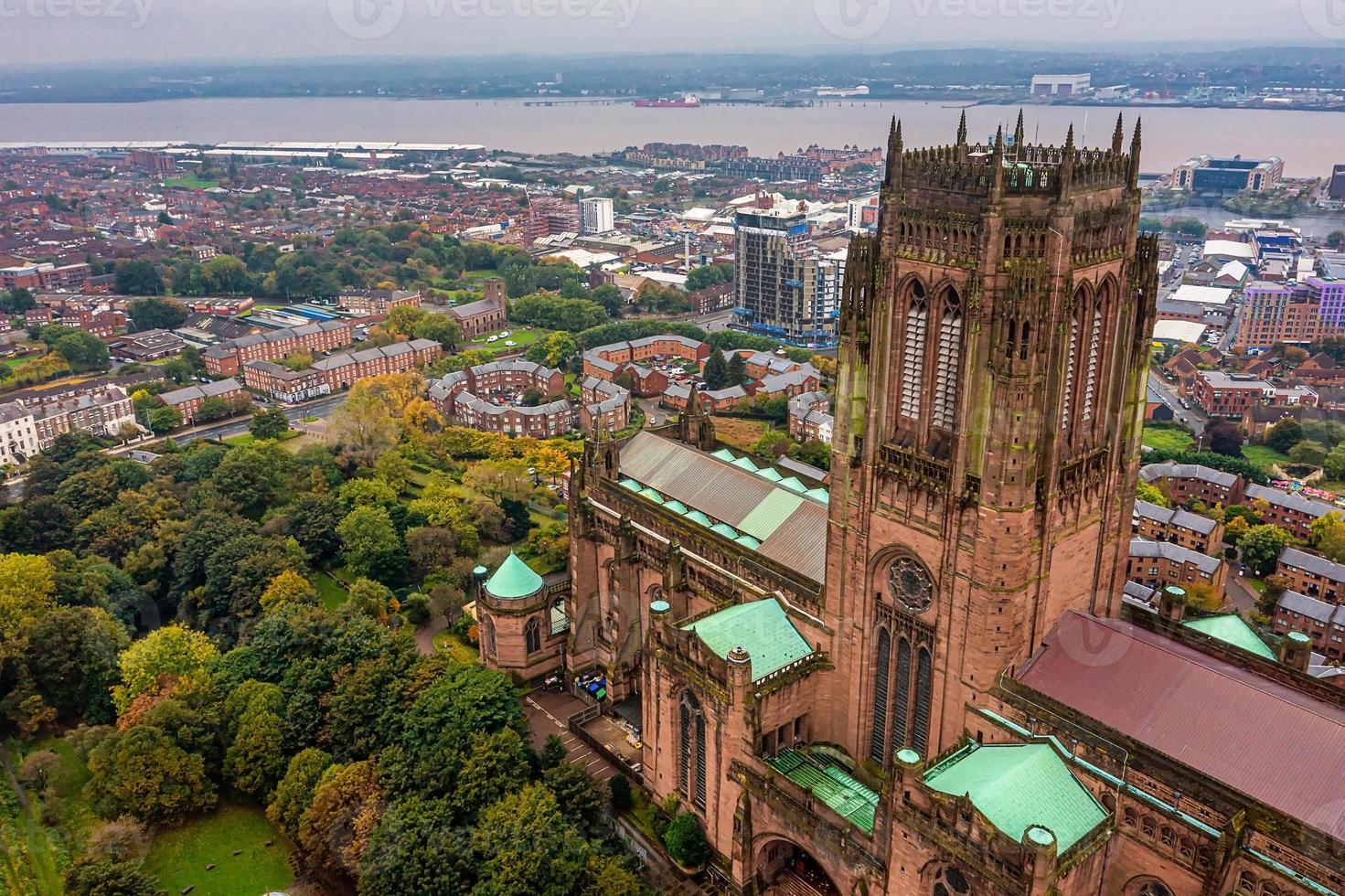 vista aérea de la catedral principal de liverpool en reino unido. foto