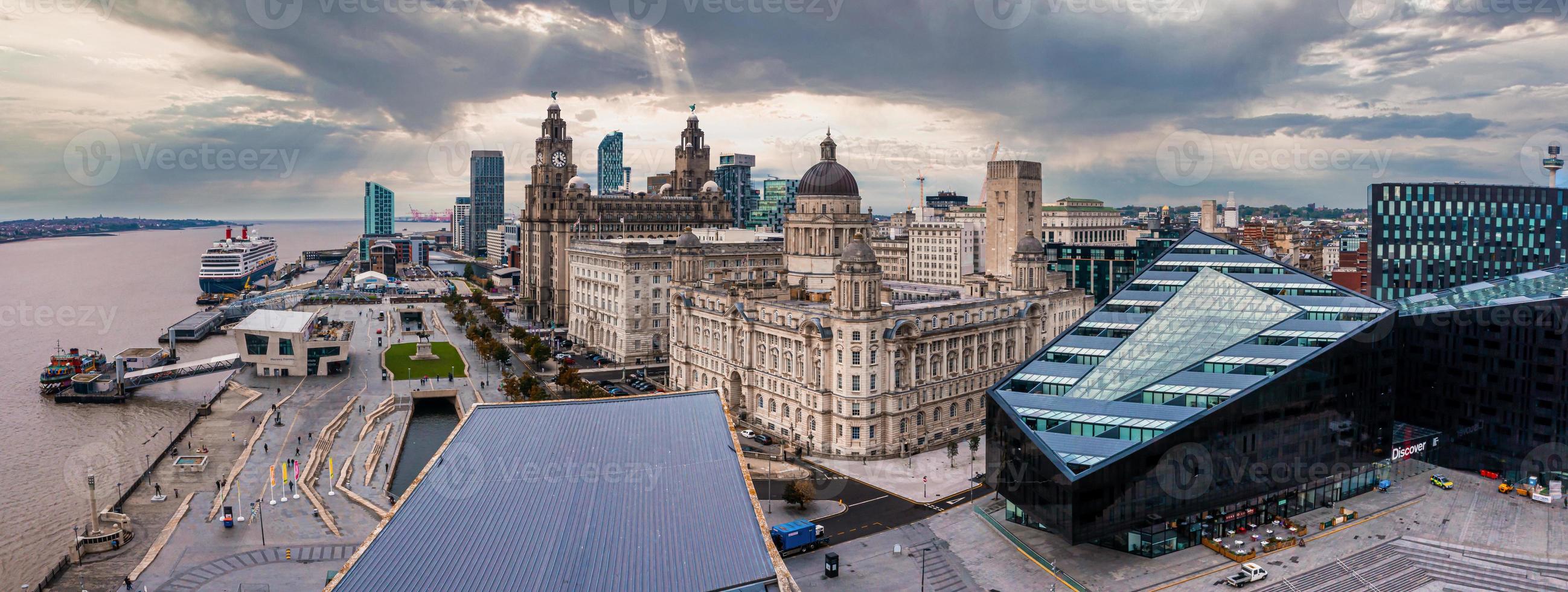 vista aérea de la arquitectura moderna en liverpool, reino unido. foto