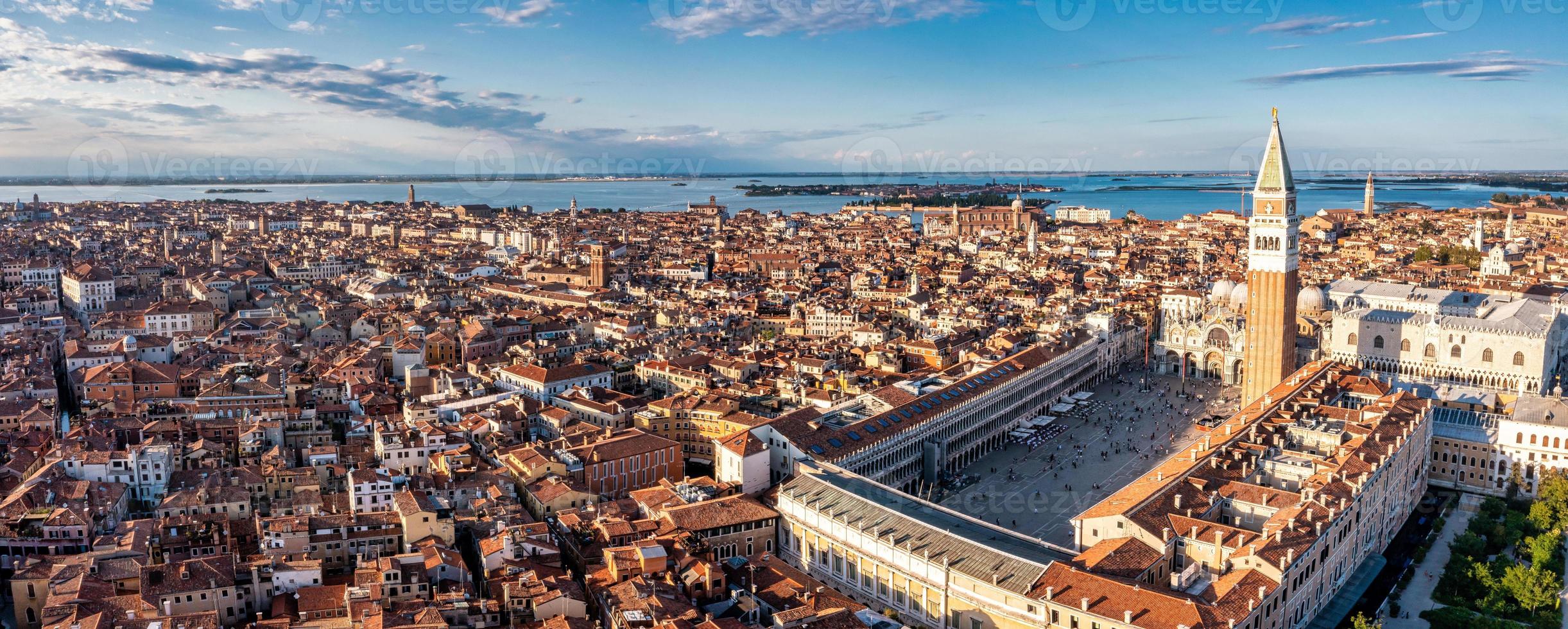 vista aérea de la icónica plaza san marco foto