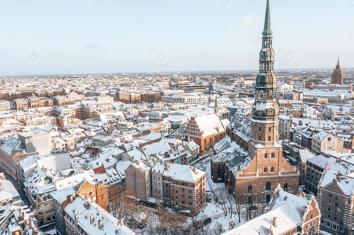 vista aérea de invierno de st. iglesia de pedro en riga, letonia. día de invierno sobre el casco antiguo de riga, letonia. foto
