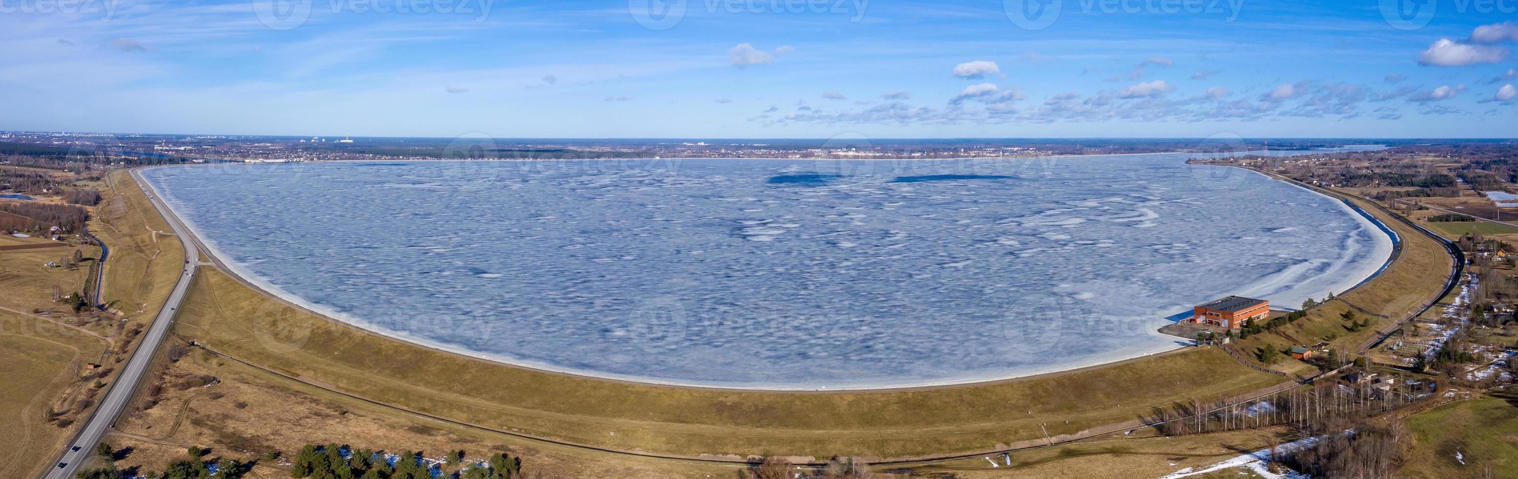 vista aérea de invierno de la enorme presa en letonia cerca de la ciudad de salaspils y riga. un enorme embalse de agua y río daugava. planta eléctrica hidroeléctrica. foto