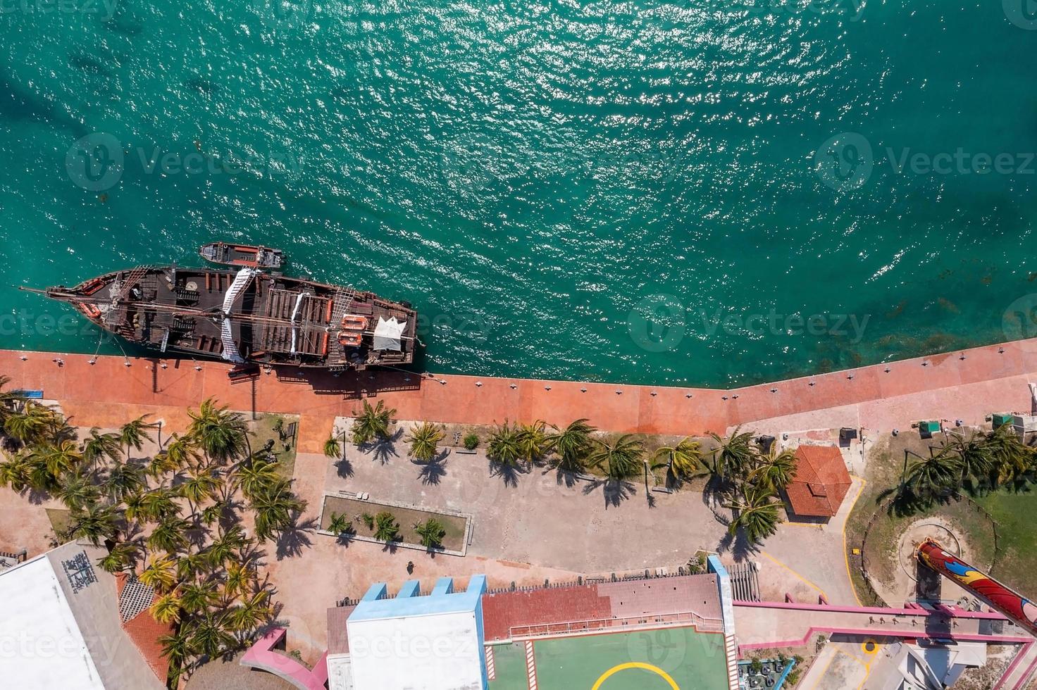 vista aérea del barco pirata jolly roger foto