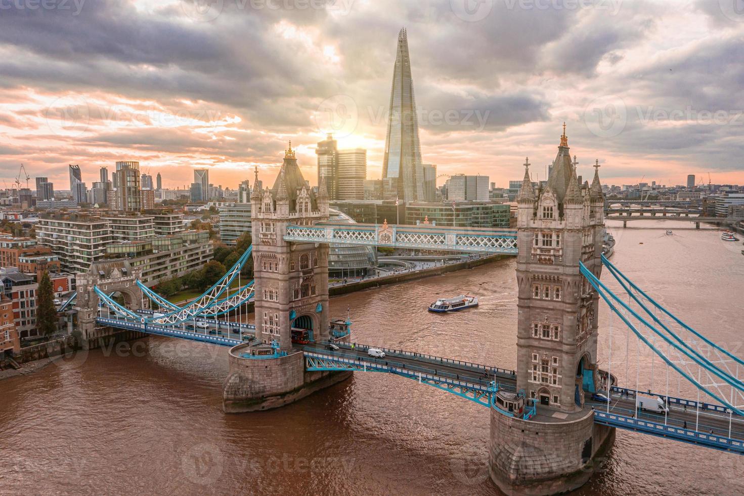 vista panorámica aérea de la puesta de sol del puente de la torre de