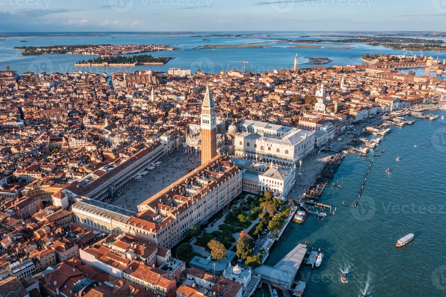 vista aérea de la icónica plaza san marco foto