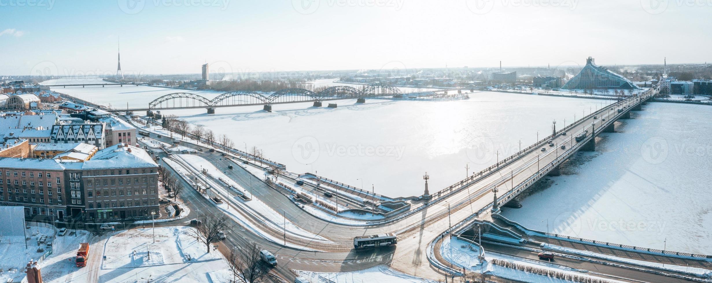 hermoso día de invierno en riga sobre un río congelado cubierto de hielo. invierno blanco en letonia. foto