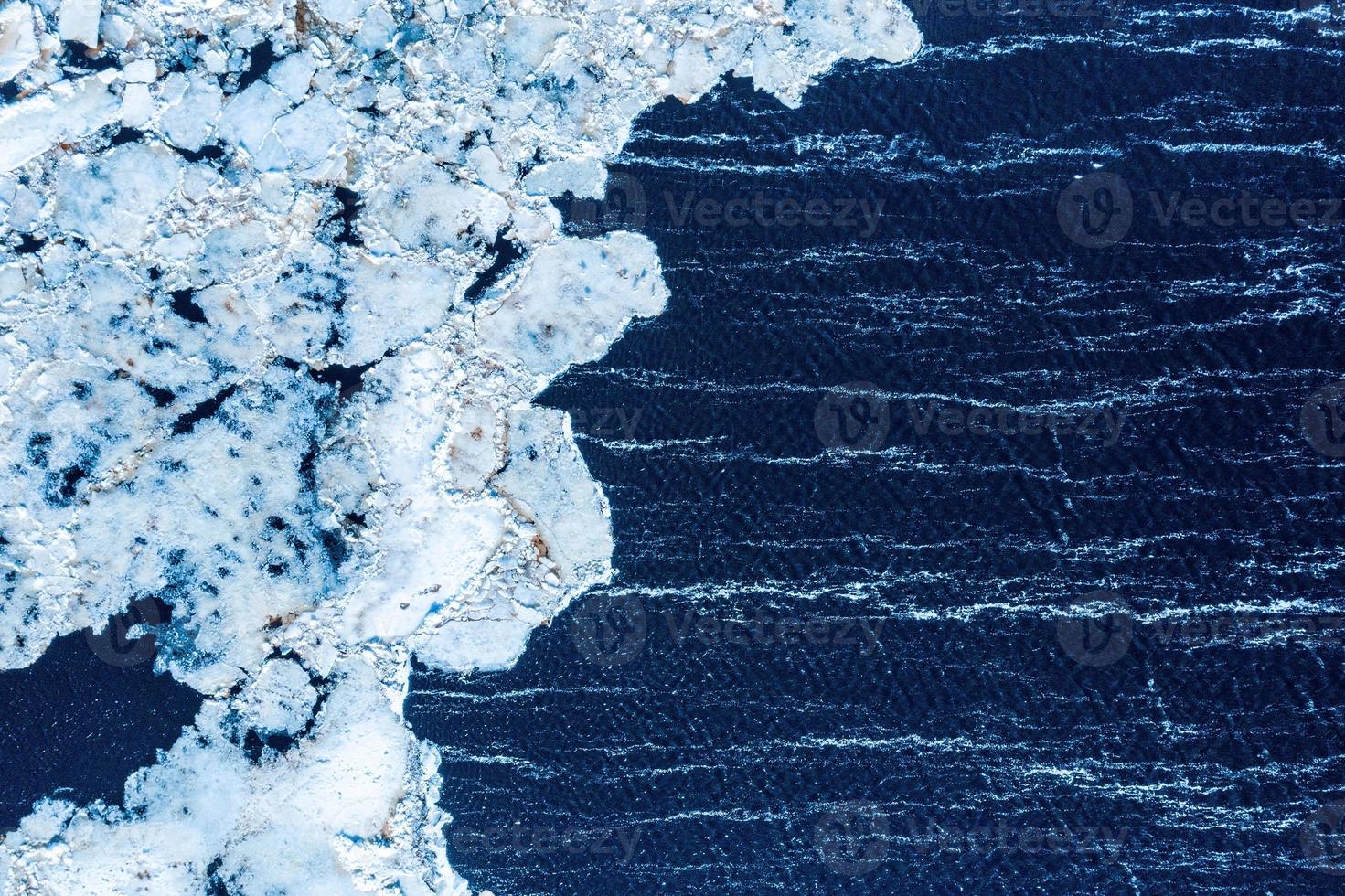 fondo de textura de hielo. Superficie escarchada fría texturizada de bloque de hielo sobre fondo oscuro. foto