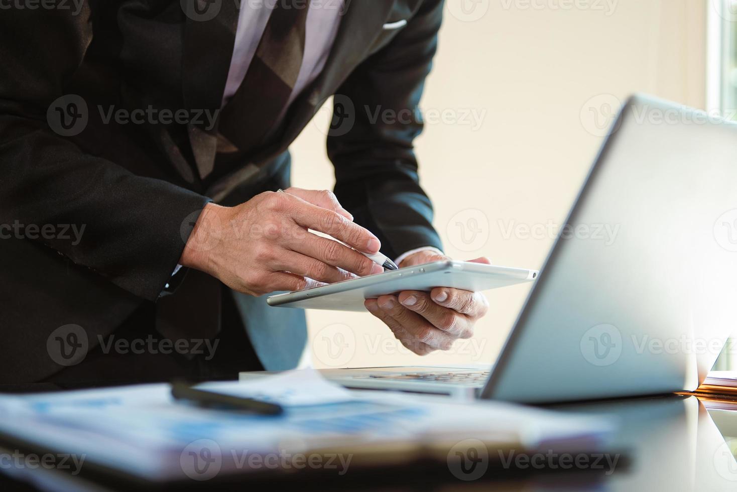 mujeres contando monedas en la calculadora tomando de la alcancía. pluma de mano que trabaja en la calculadora para calcular en el escritorio el costo foto