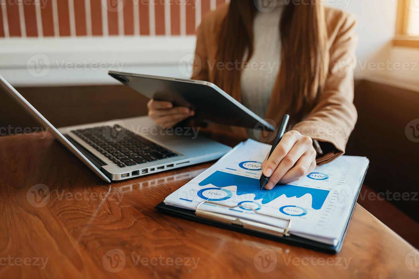 mano de mujer de negocios trabajando con una nueva computadora moderna y escribiendo en el diagrama de estrategia del bloc de notas como concepto foto