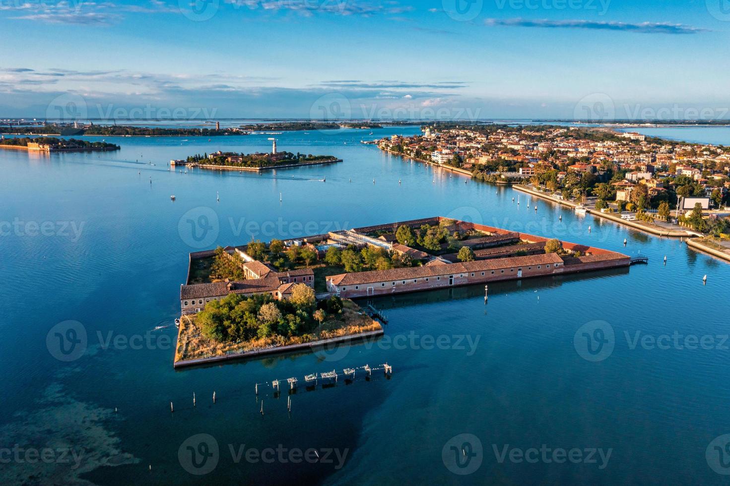 volando sobre pequeñas islas de venecia en la laguna veneciana. foto