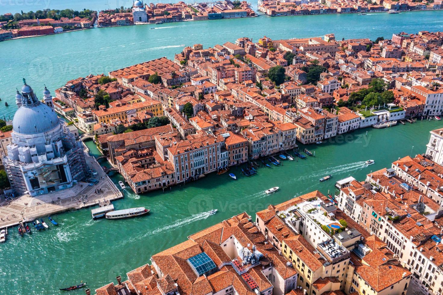 vista aérea de la iglesia de santa maria della salute en venecia foto