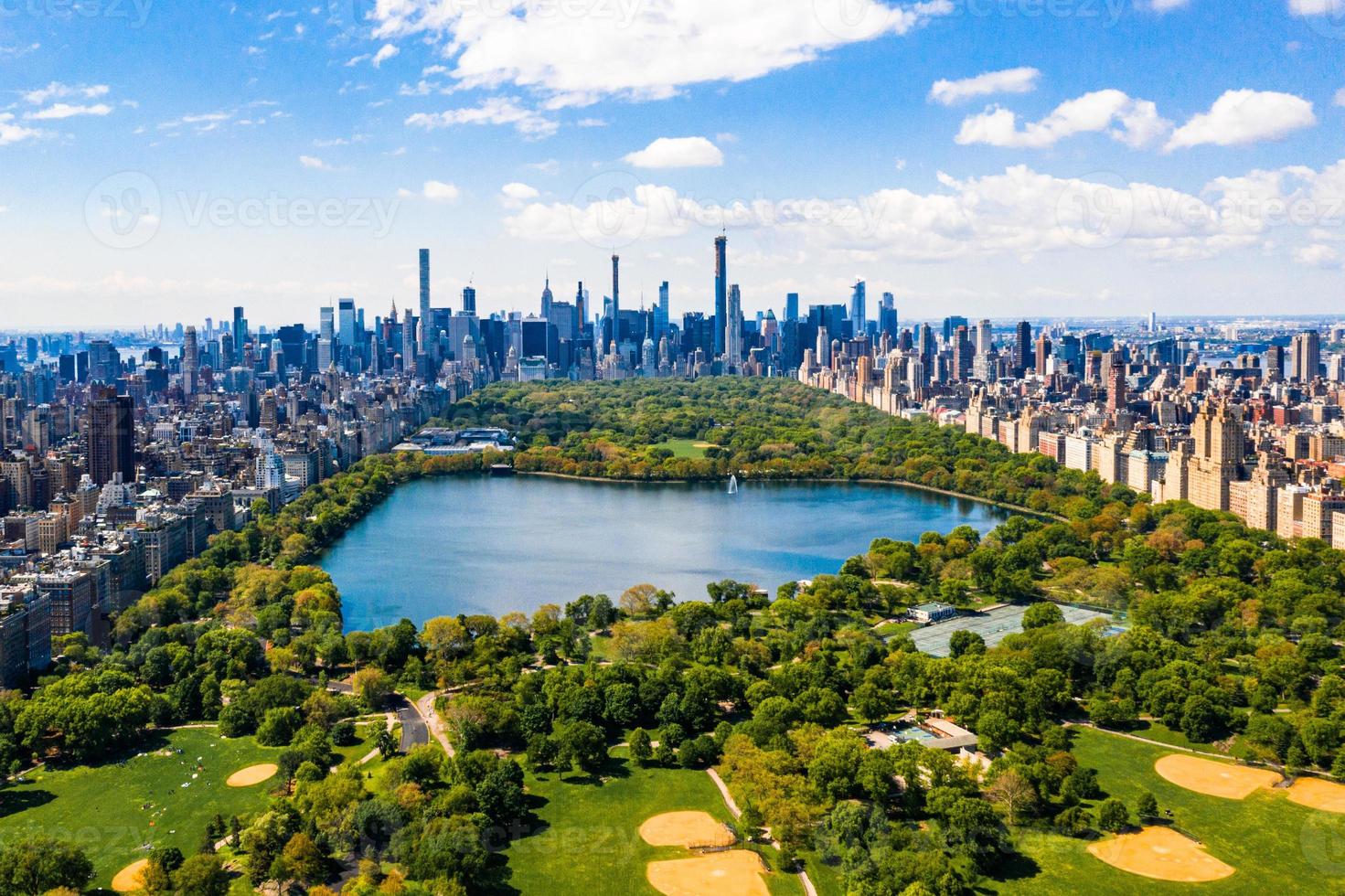 vista aérea del parque central en manhattan, nueva york. enorme hermoso parque está rodeado de rascacielos foto