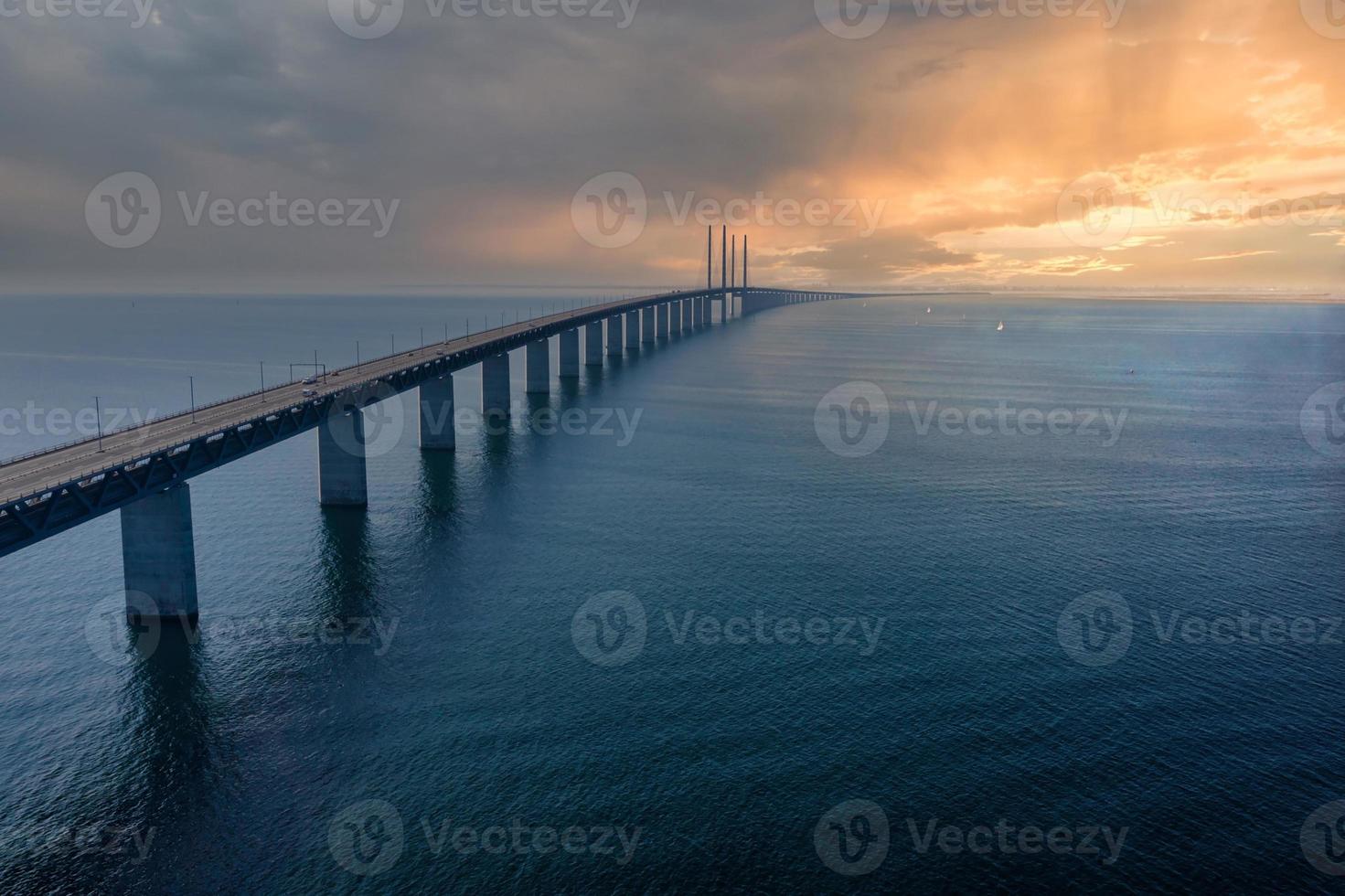 vista aérea panorámica del puente oresundsbron entre dinamarca y suecia. vista del puente de oresund al atardecer foto