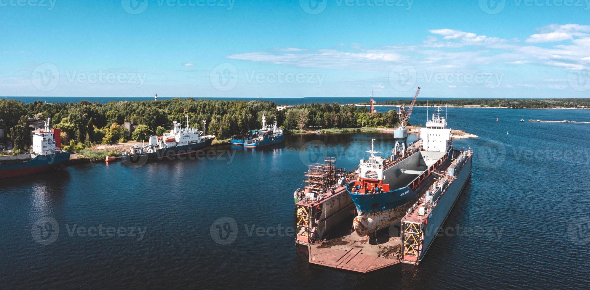 Riga, Letonia. 10 de junio de 2021. Se está renovando un buque de carga en dique seco flotante foto