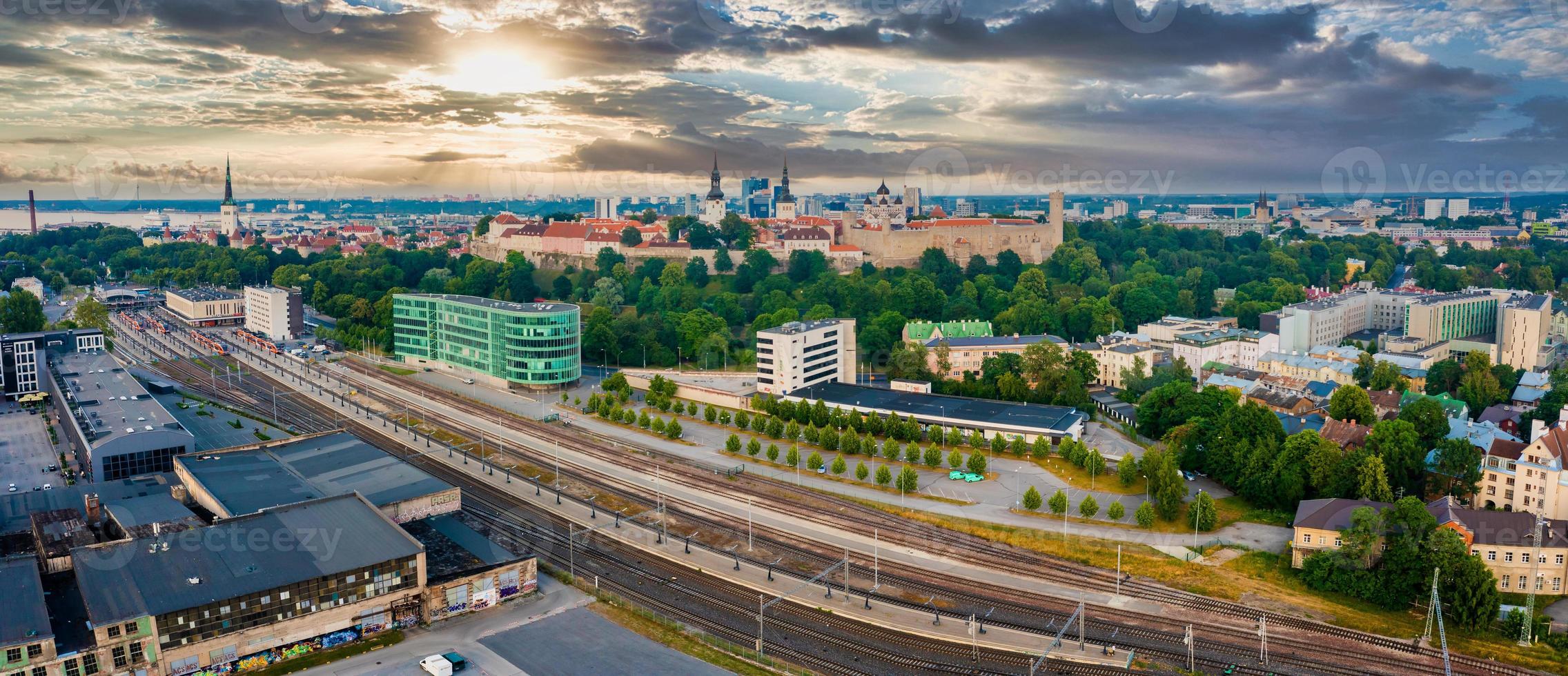 estación principal de trenes cerca del centro de la ciudad de tallin foto