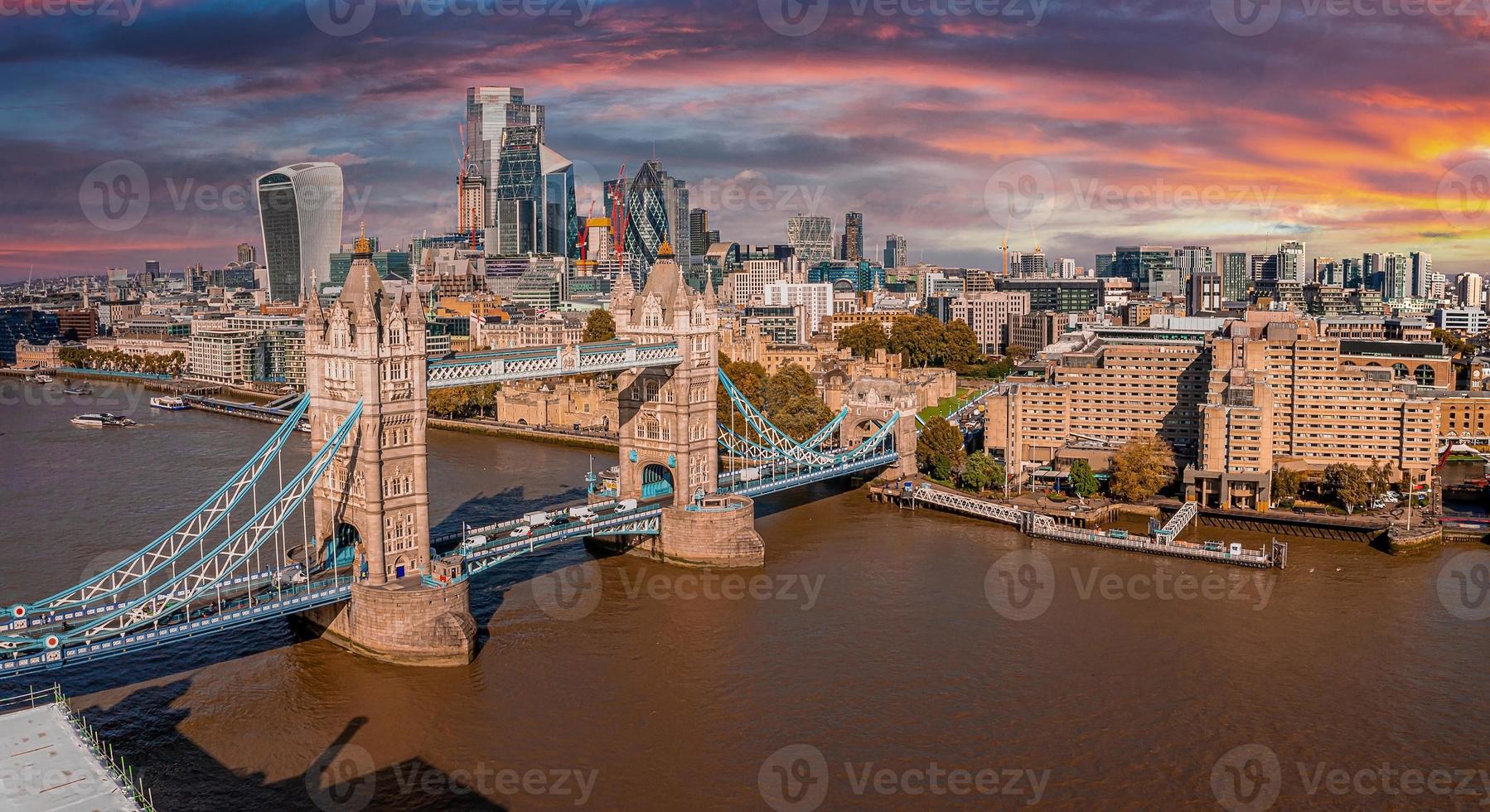 vista panorámica aérea del paisaje urbano del puente de la torre de Londres foto