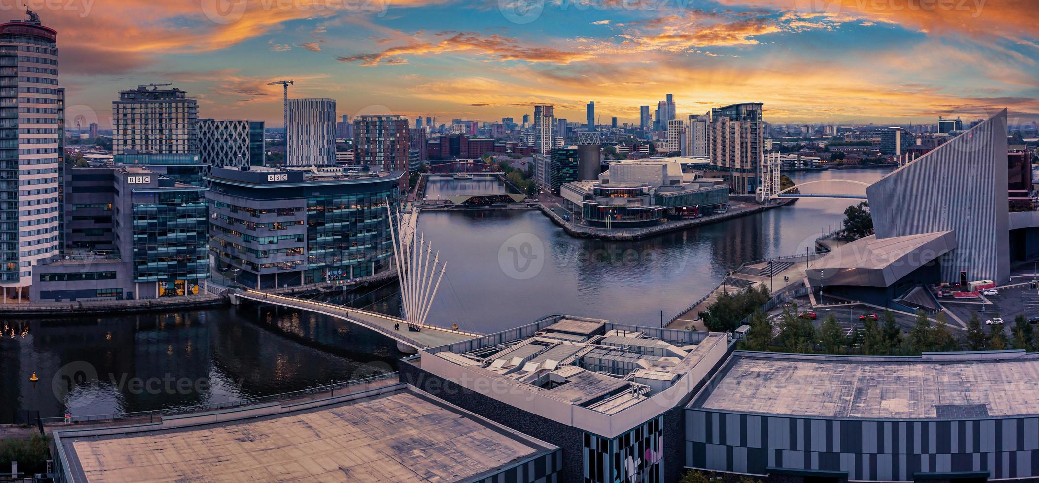 vista aérea de la ciudad de los medios del reino unido está a orillas del manchester al atardecer foto