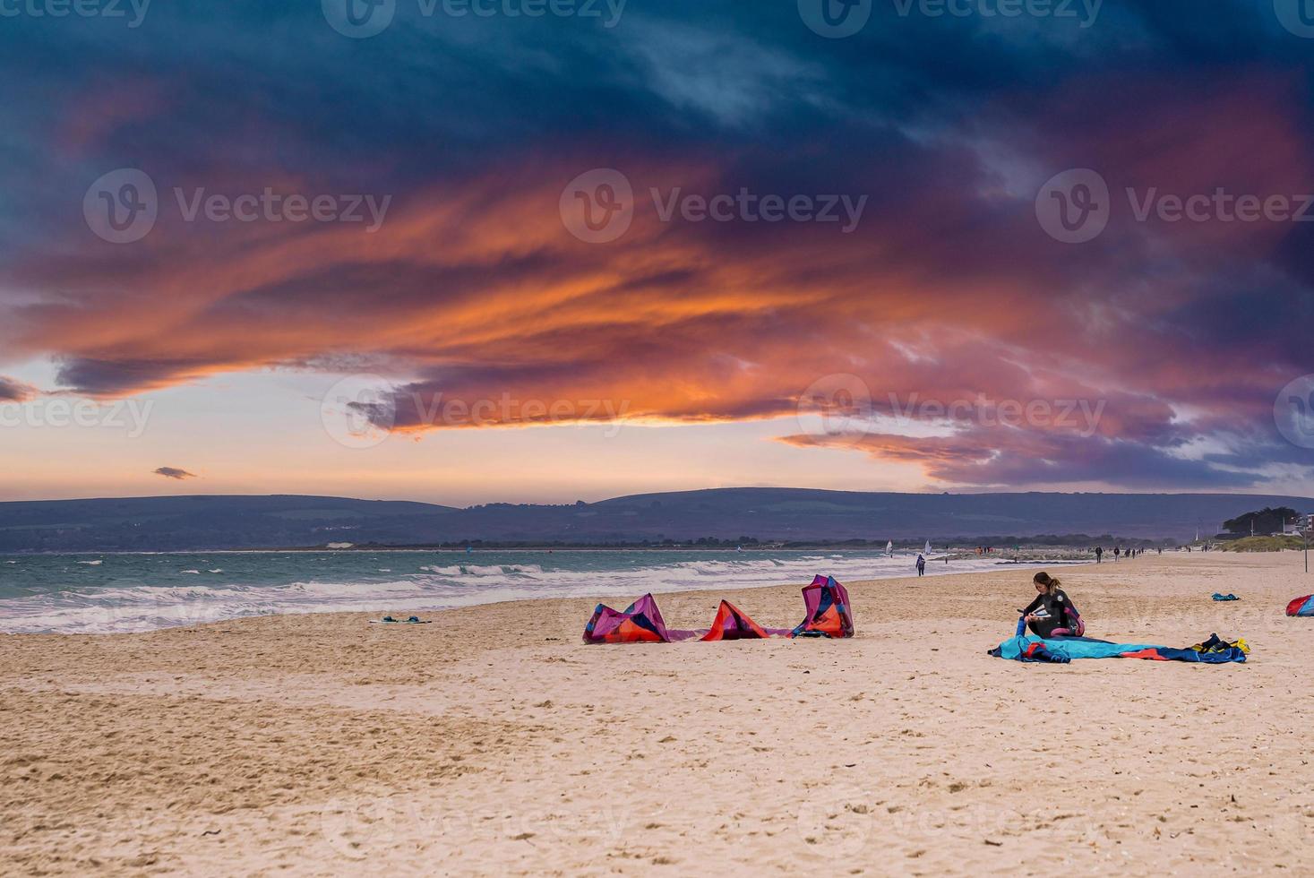 vista aérea de los kitesurfistas surfeando con fuertes vientos en el mar agitado. foto