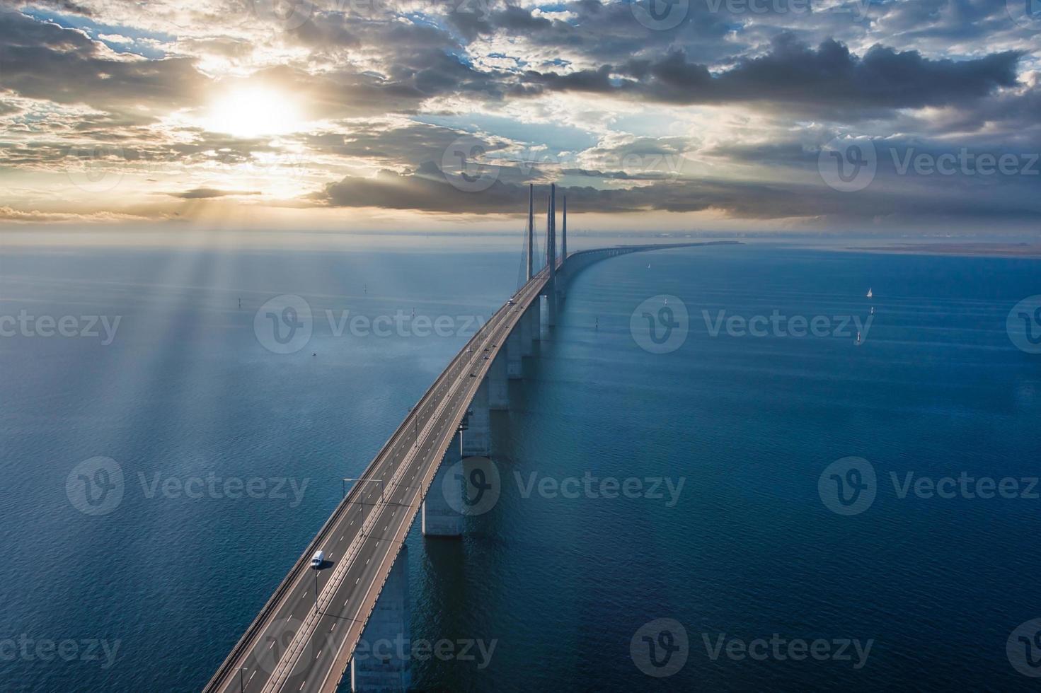 vista aérea panorámica del puente oresundsbron entre dinamarca y suecia. vista del puente de oresund al atardecer foto