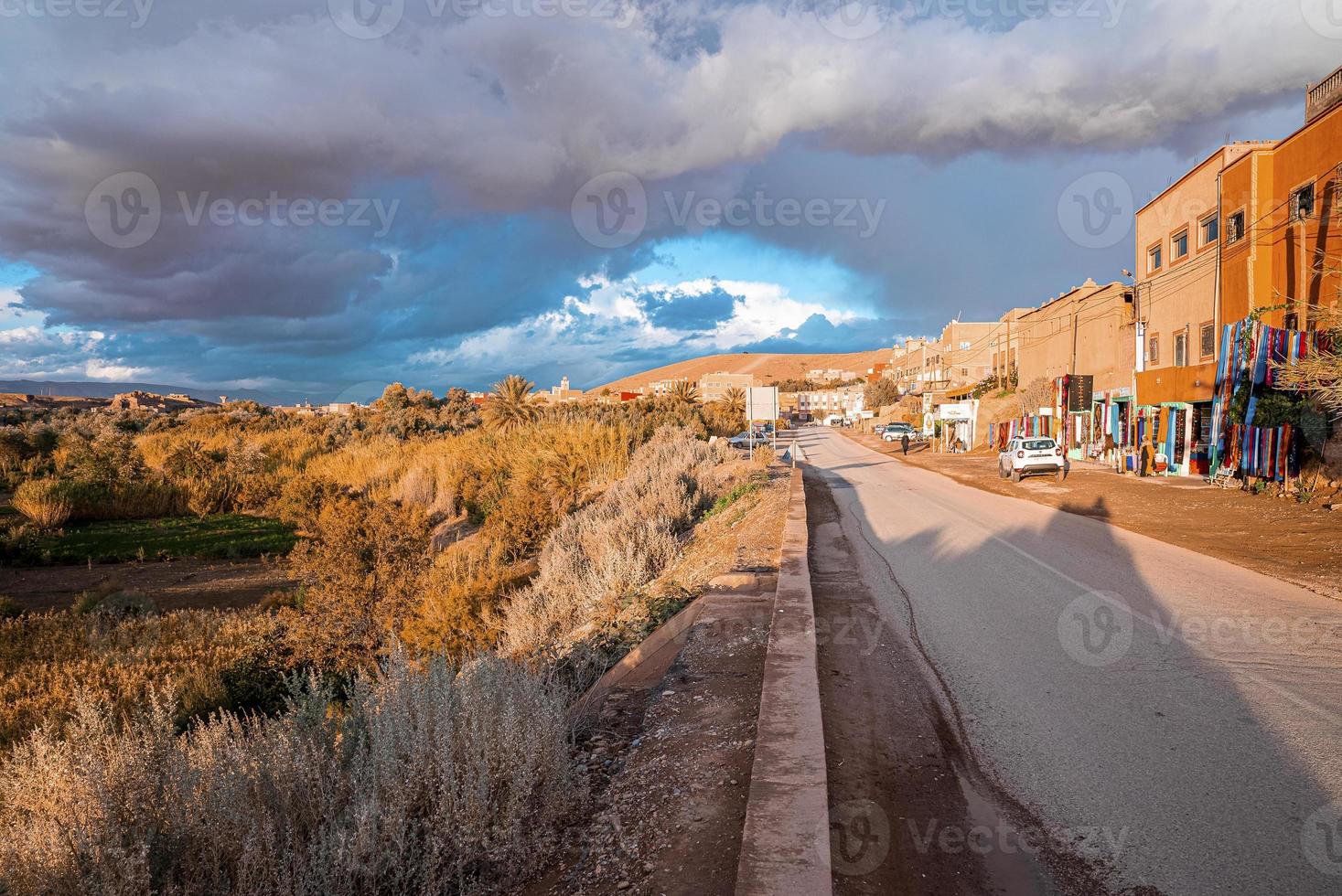 casas residenciales con carretera contra el cielo dramático en un día soleado de verano foto