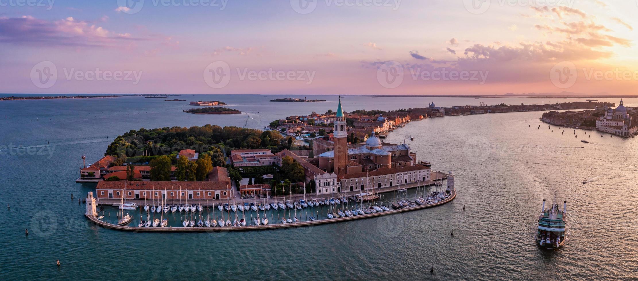 vista mágica del atardecer sobre la hermosa venecia en italia. foto