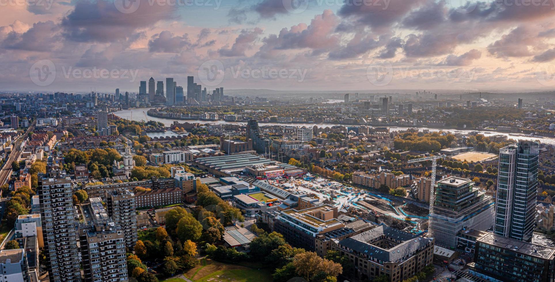 escena panorámica aérea del distrito financiero de la ciudad de londres foto