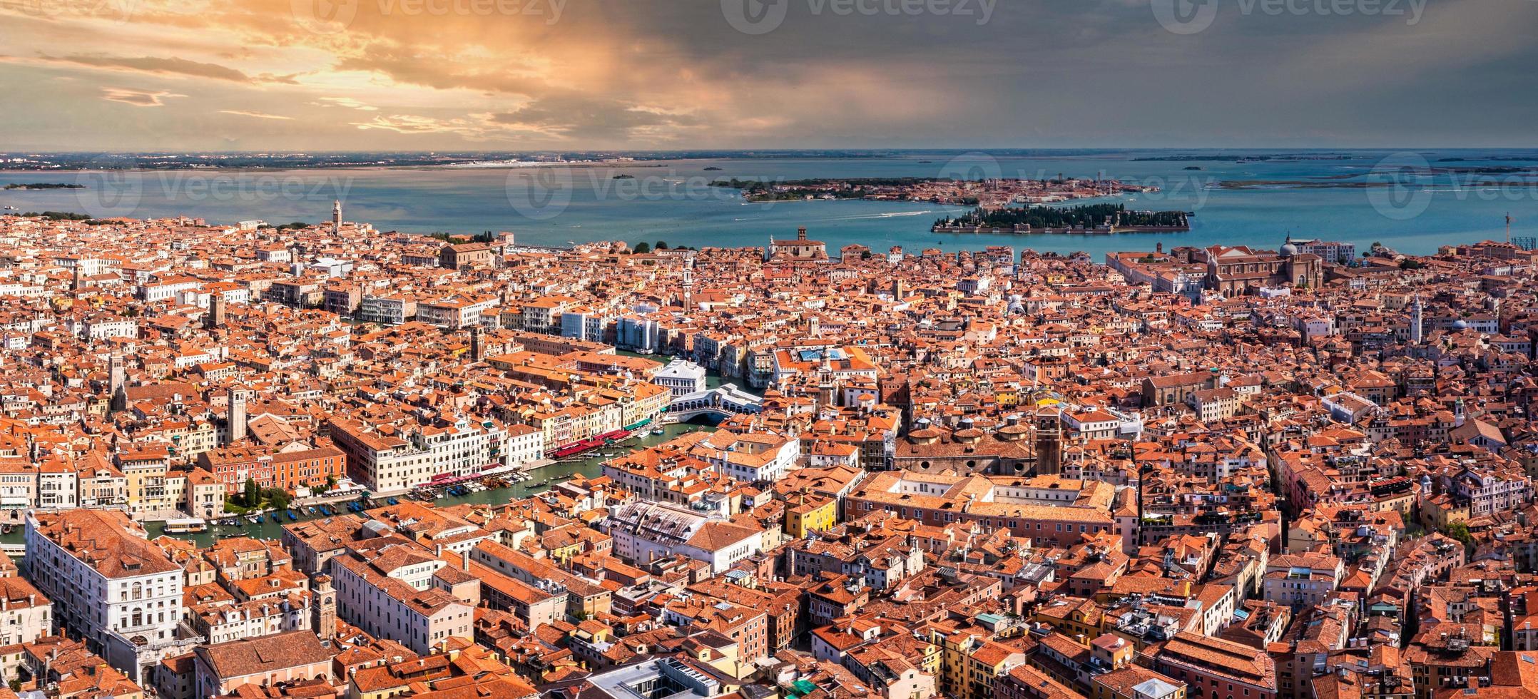 vista aérea de venecia cerca de la plaza de san marcos foto