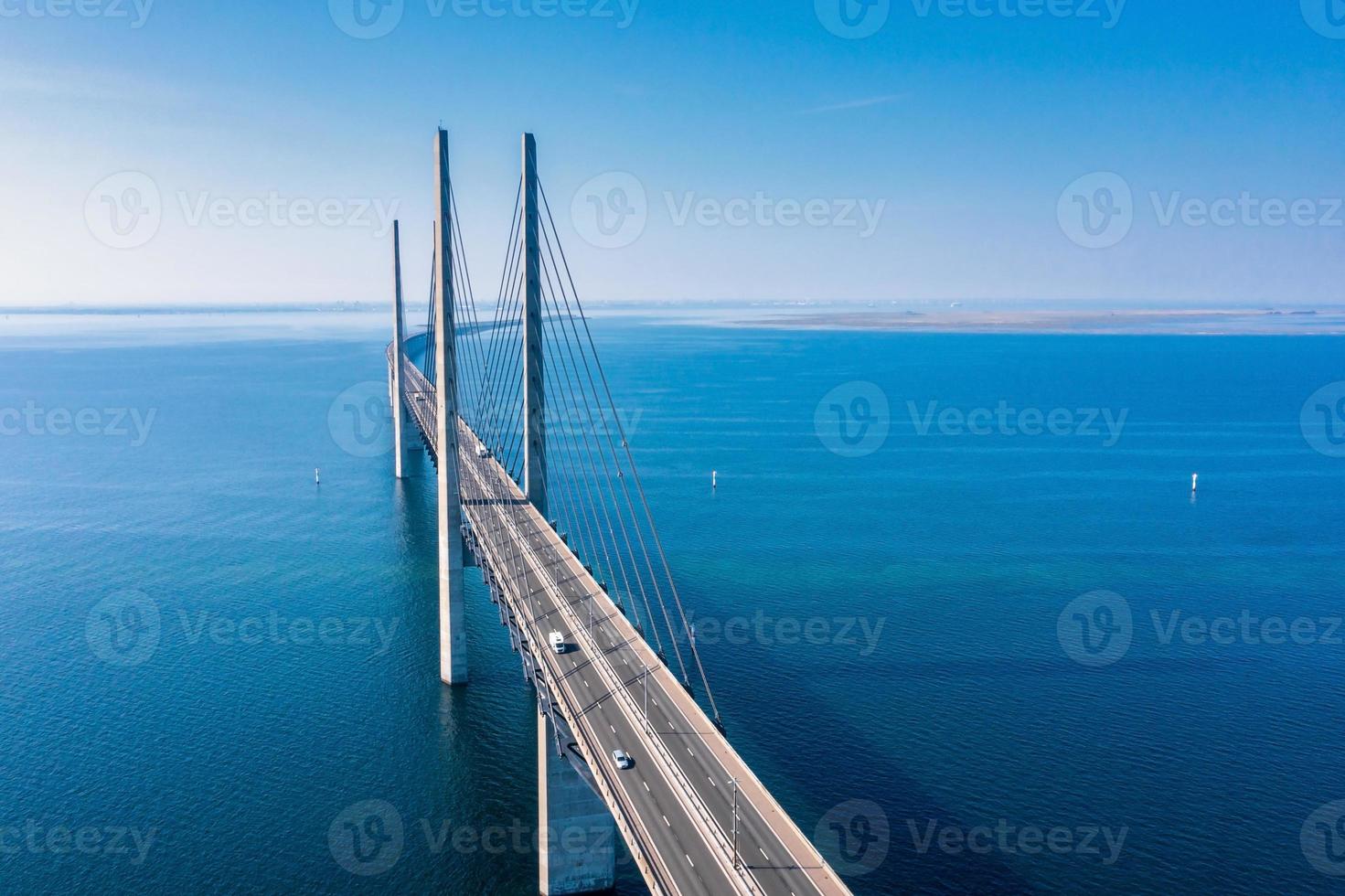 vista aérea panorámica del puente oresundsbron entre dinamarca y suecia. vista del puente de oresund al atardecer foto