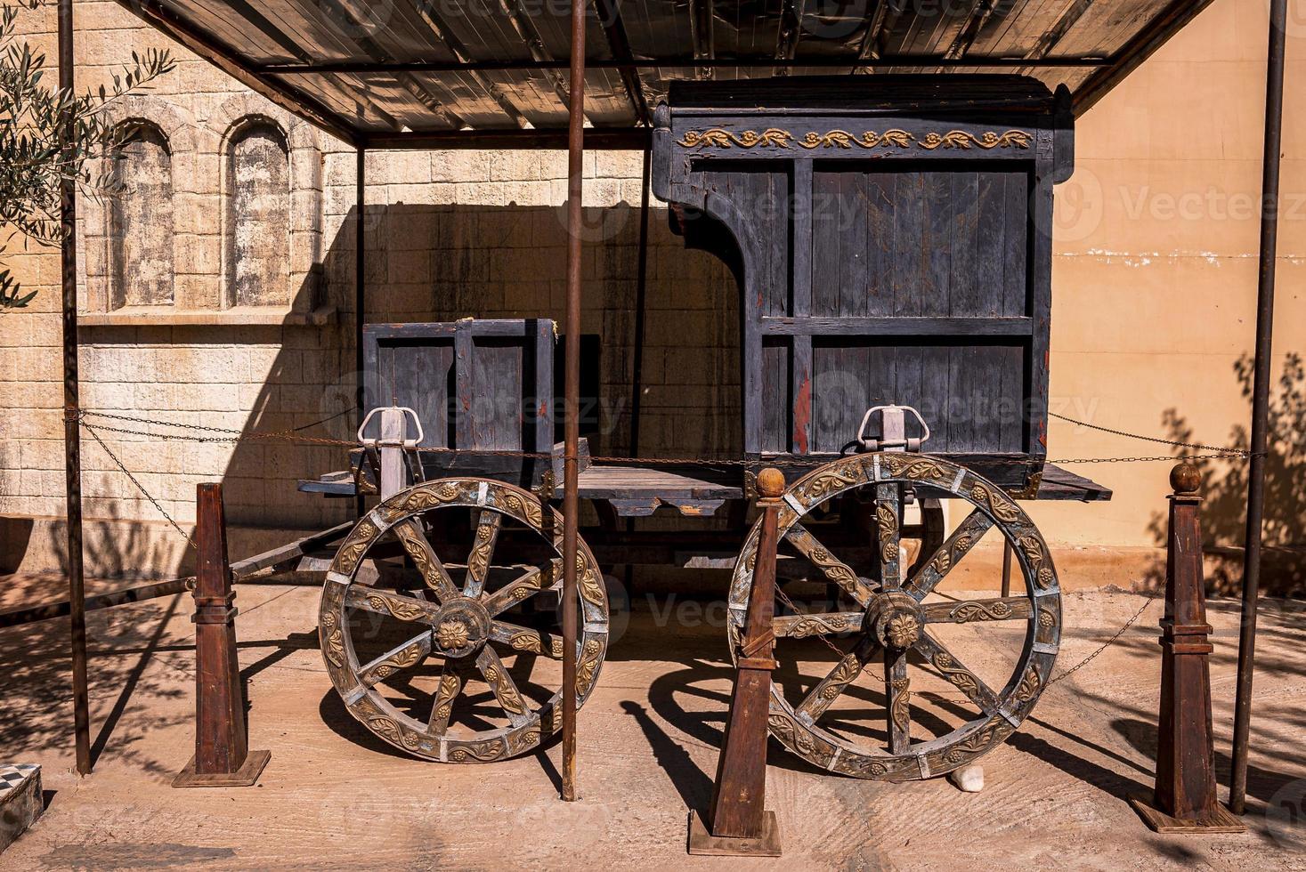 carruaje de madera vintage en el museo foto