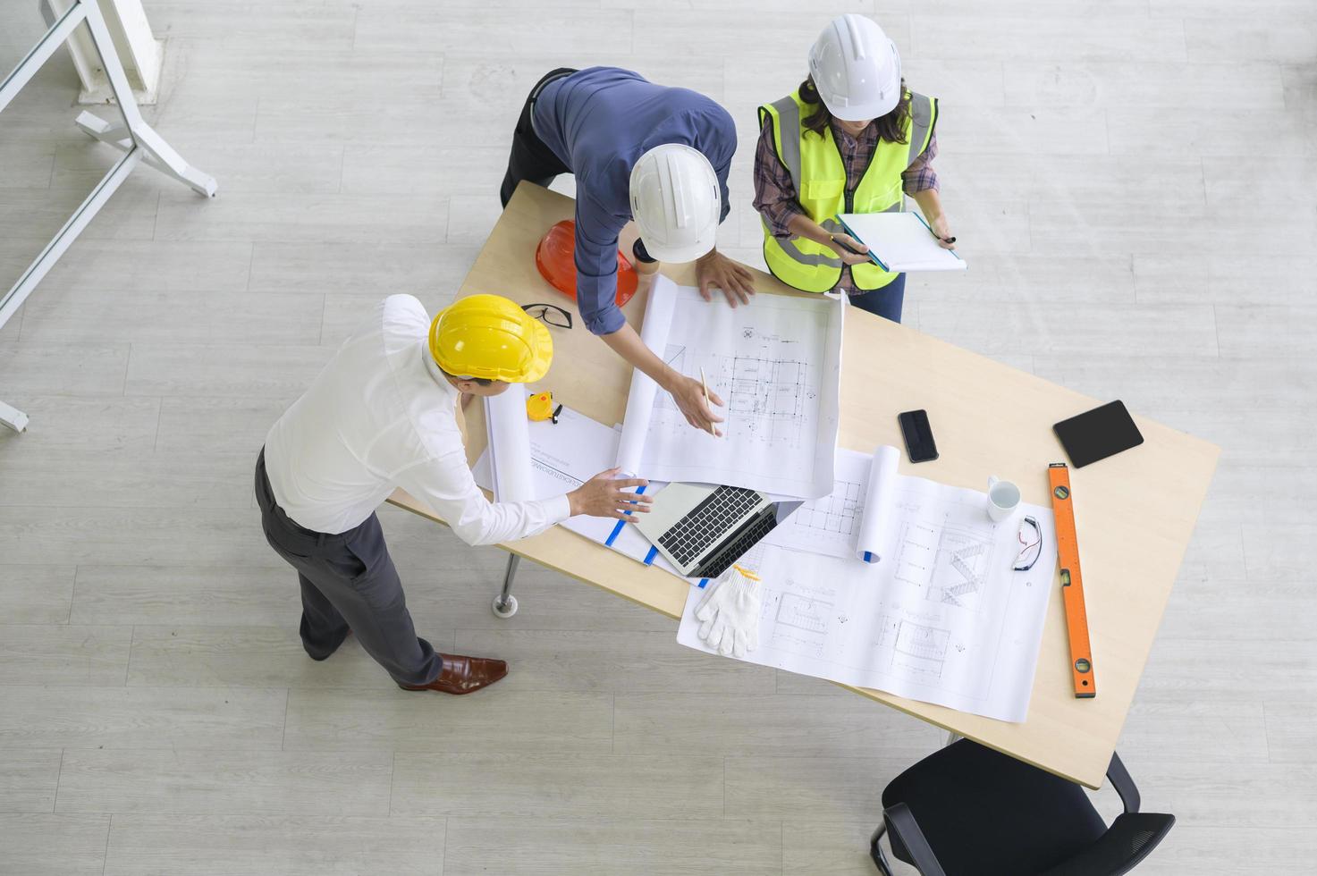 la vista superior de la gente de ingeniería se está reuniendo, la gente de ingeniería, el trabajo corporativo, el concepto de trabajo en equipo. foto