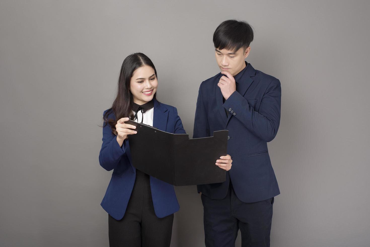 retrato de un hombre de negocios y una mujer de negocios consultora profesional en el estudio foto