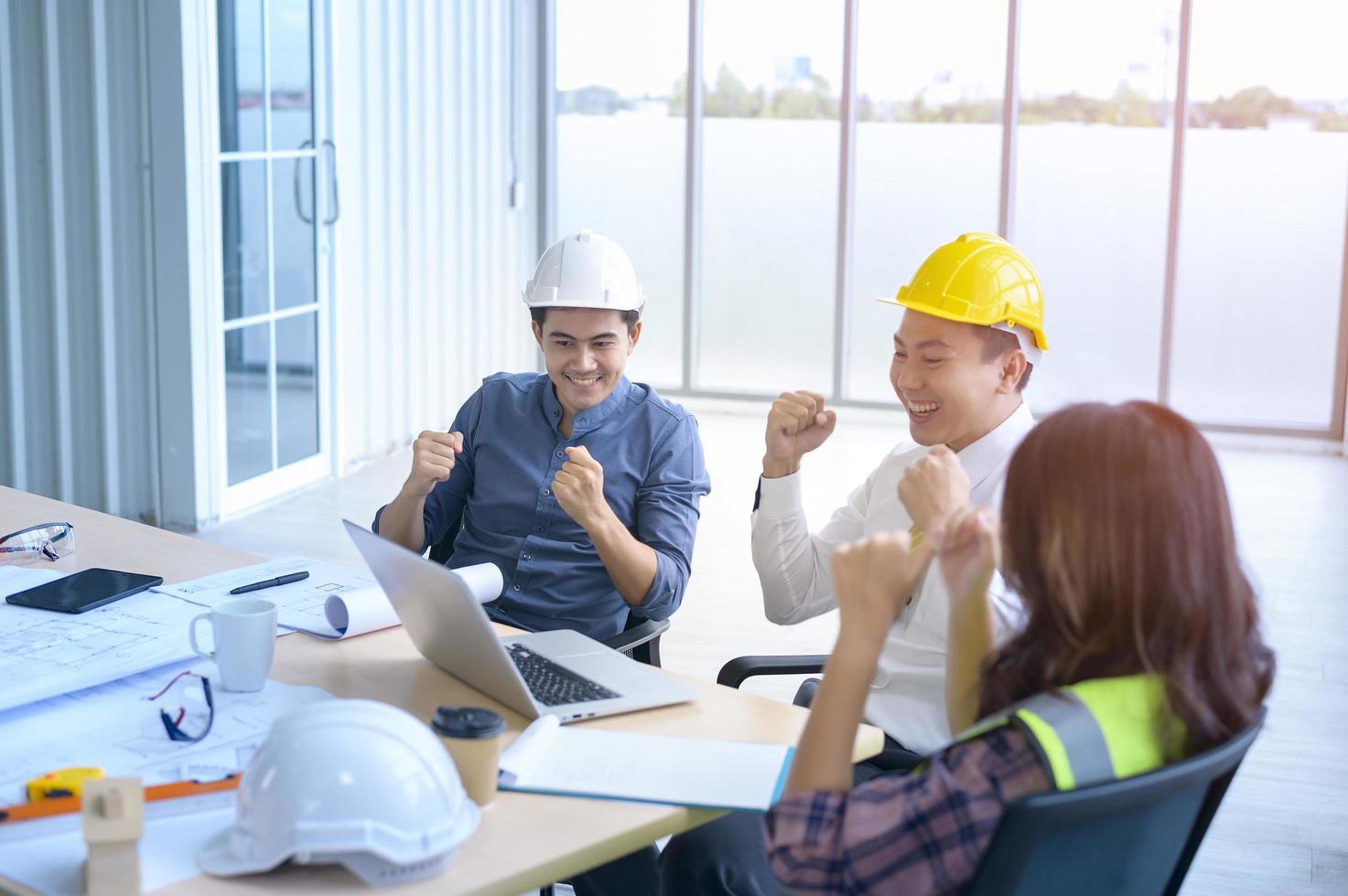 un grupo de ingenieros profesionales que se reúnen y celebran el proyecto exitoso en la oficina moderna, el trabajo en equipo y el concepto de negocio de inicio. foto