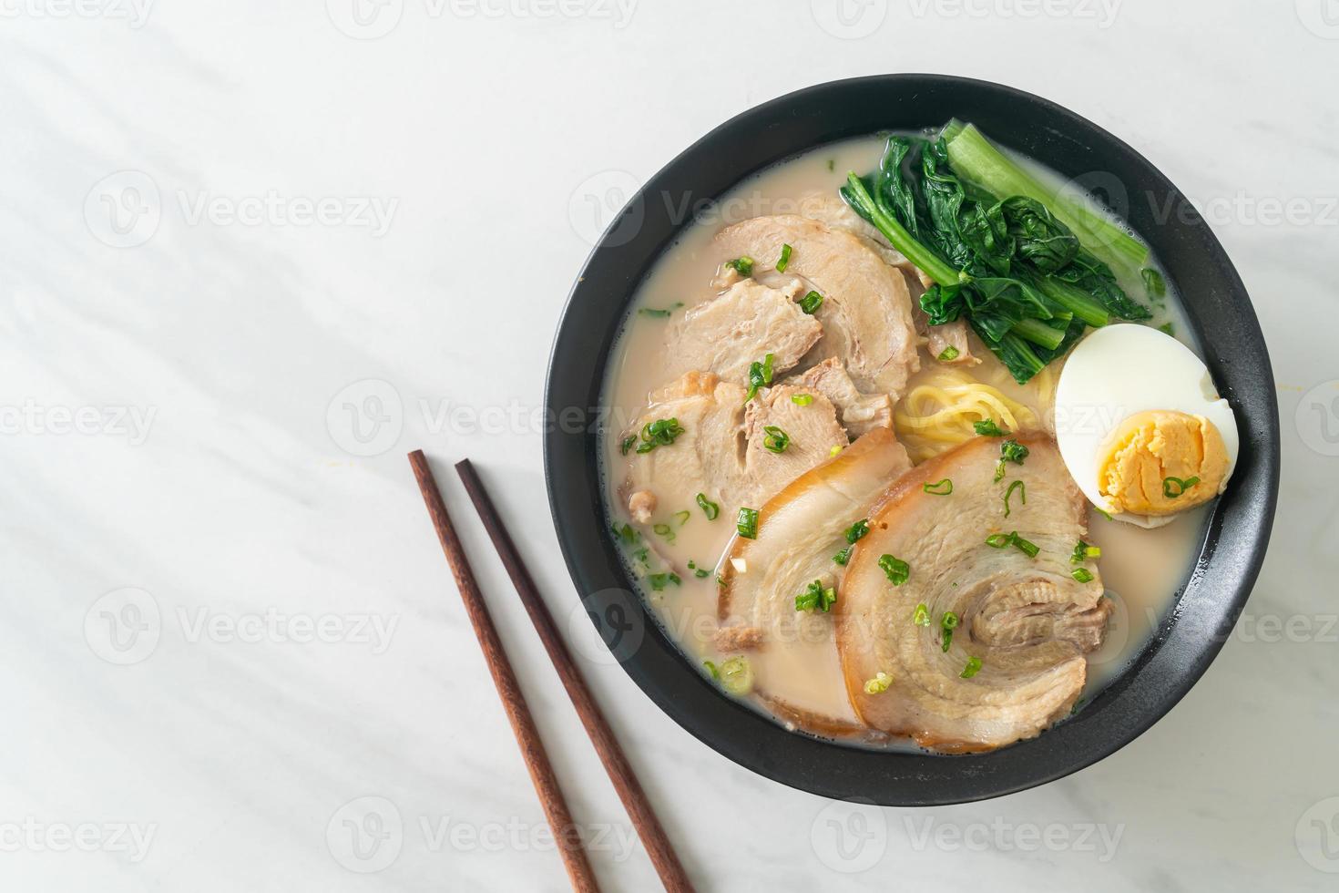 fideos ramen en sopa de huesos de cerdo con cerdo asado y huevo foto