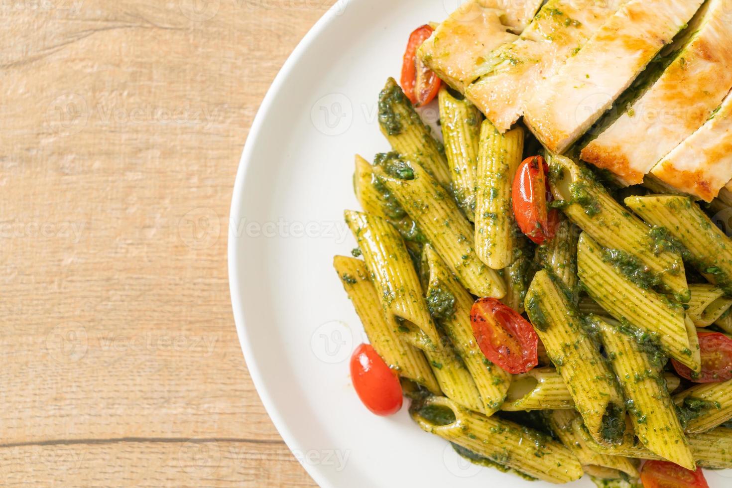 pasta penne en salsa pesto con pollo a la parrilla foto