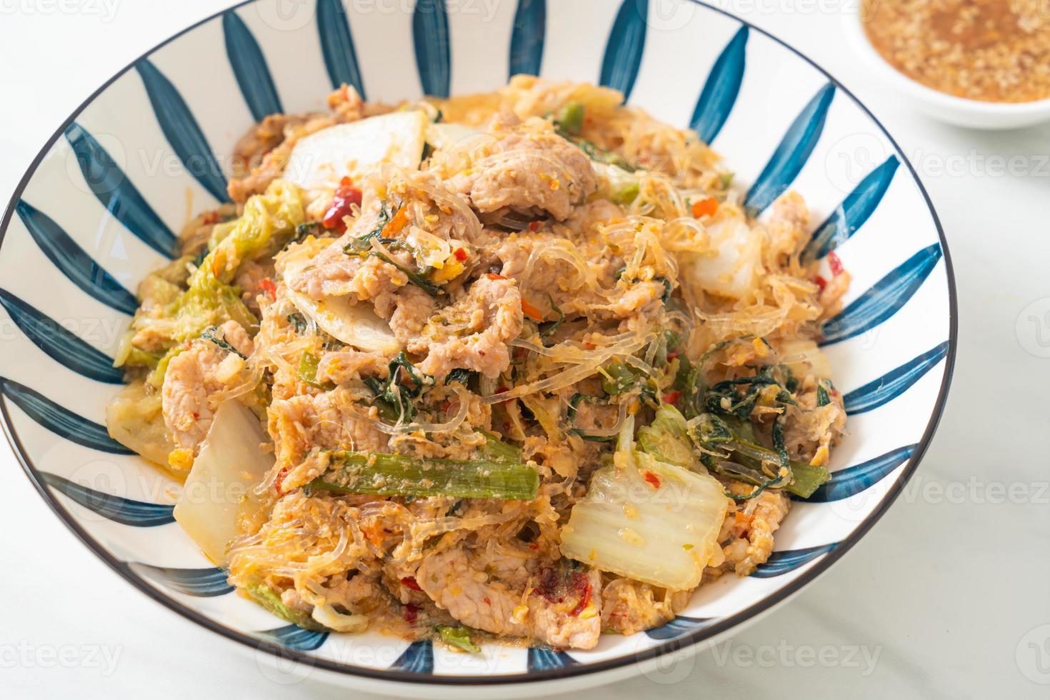 sukiyaki estilo tailandés salteado o fideos salteados con carne de cerdo y verduras en salsa sukiyaki foto