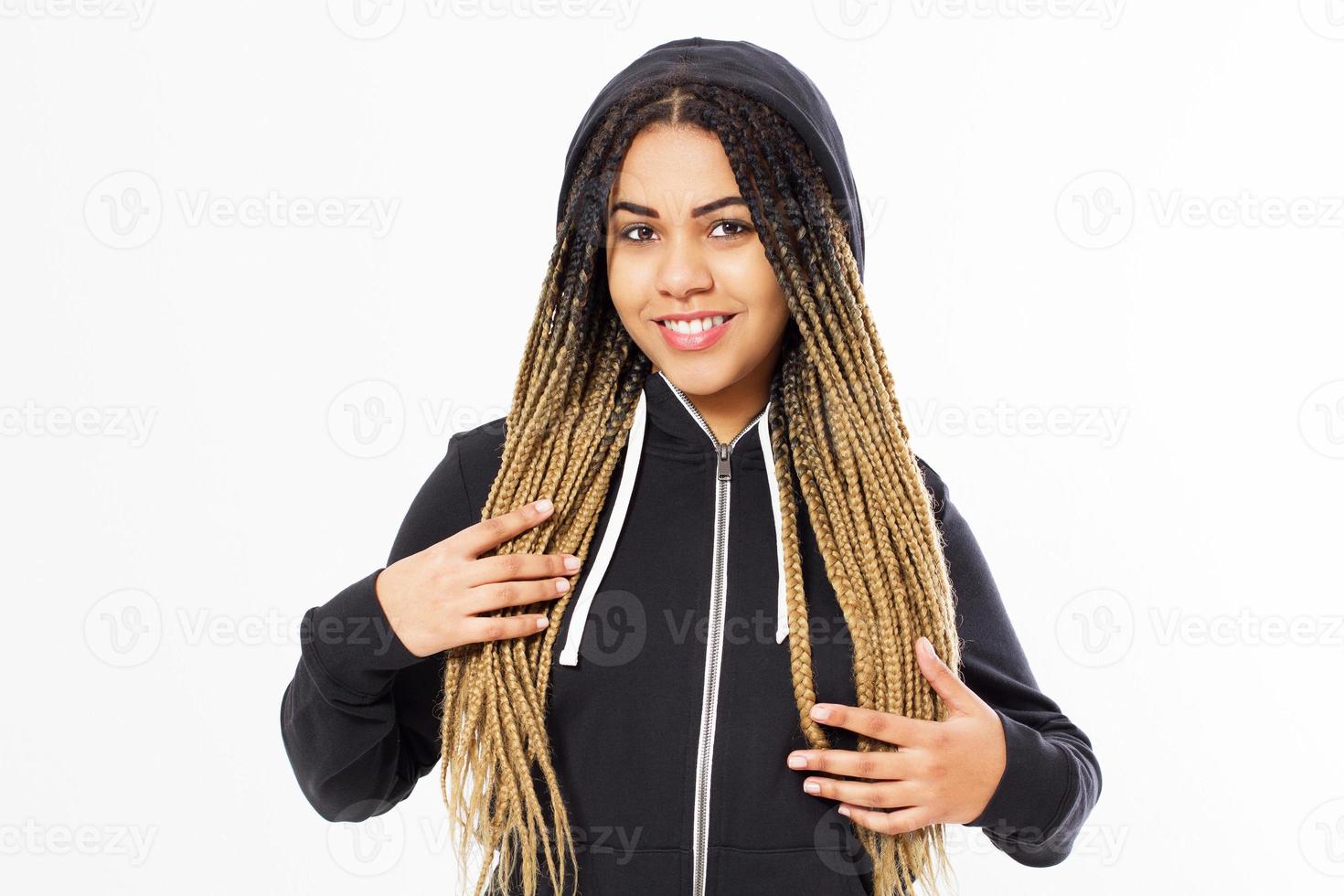 retrato de una joven adolescente afroamericana con capucha negra foto