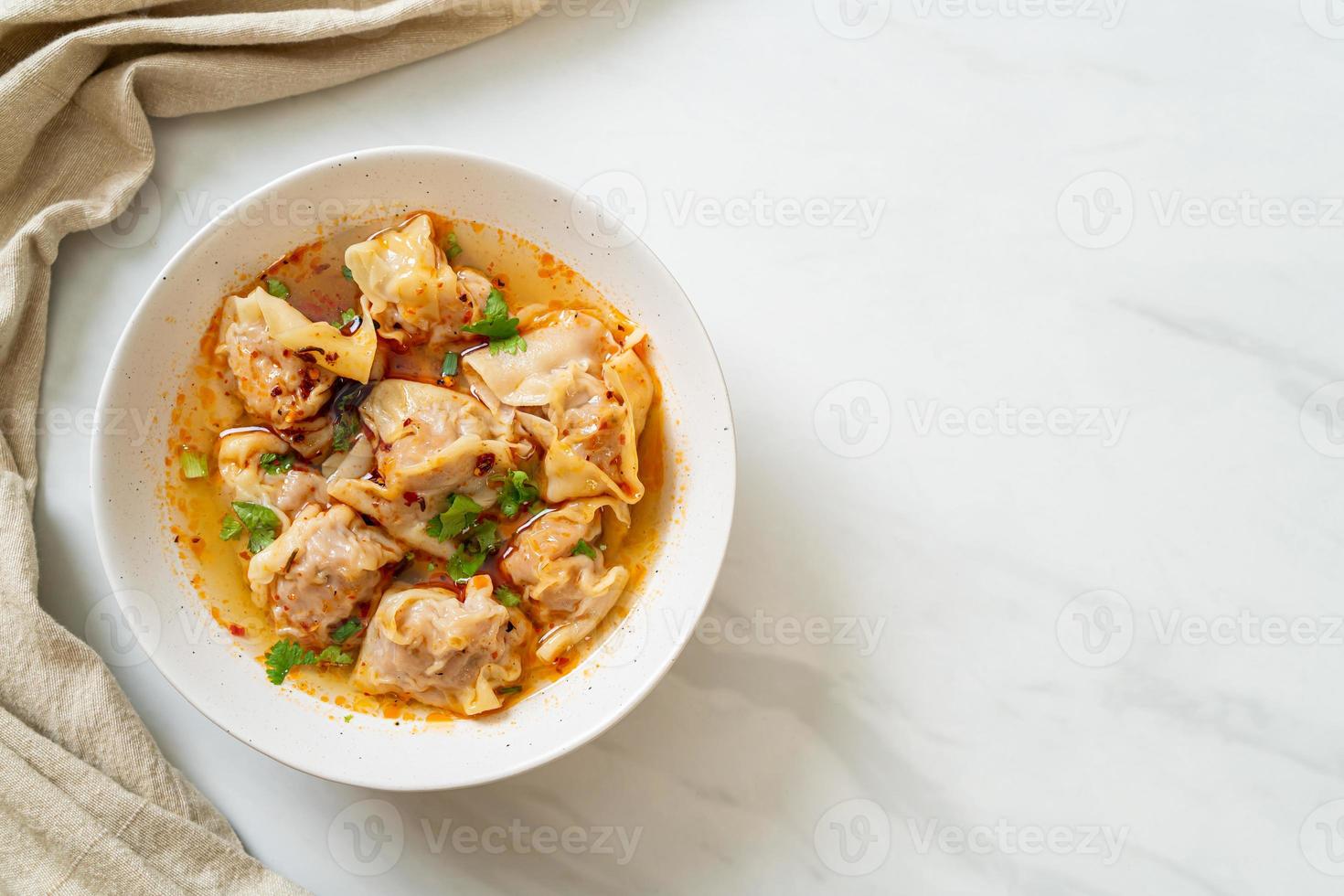 sopa de wonton de cerdo o sopa de albóndigas de cerdo con chile asado foto