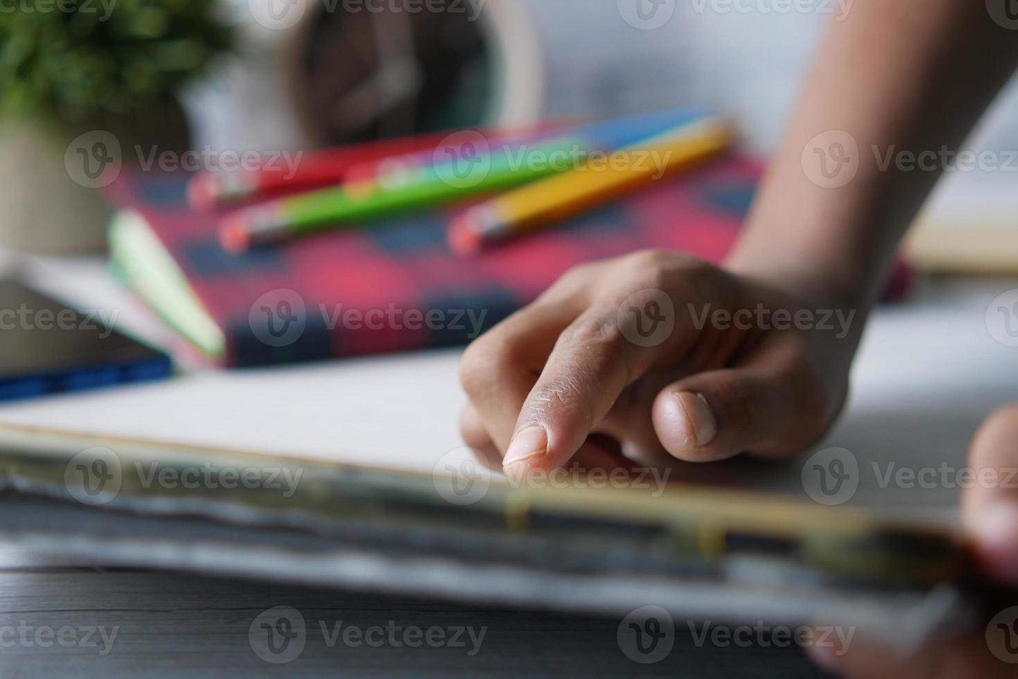 dedo acusador de la mano del niño en la pantalla de la tableta digital. foto