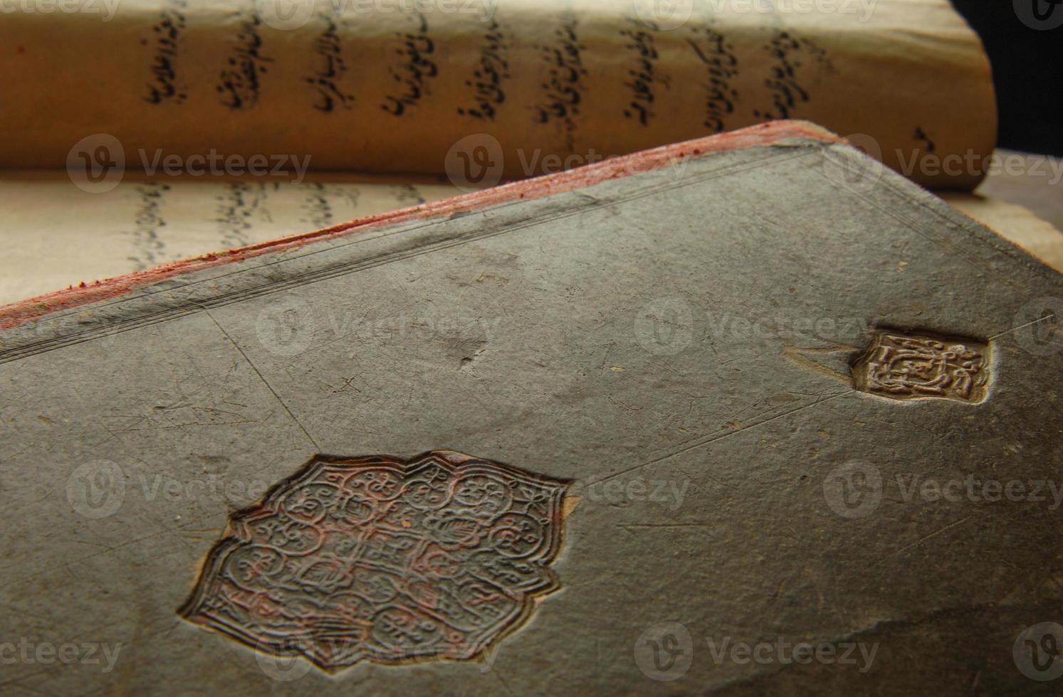 portada de un antiguo libro árabe. manuscritos y textos árabes antiguos foto