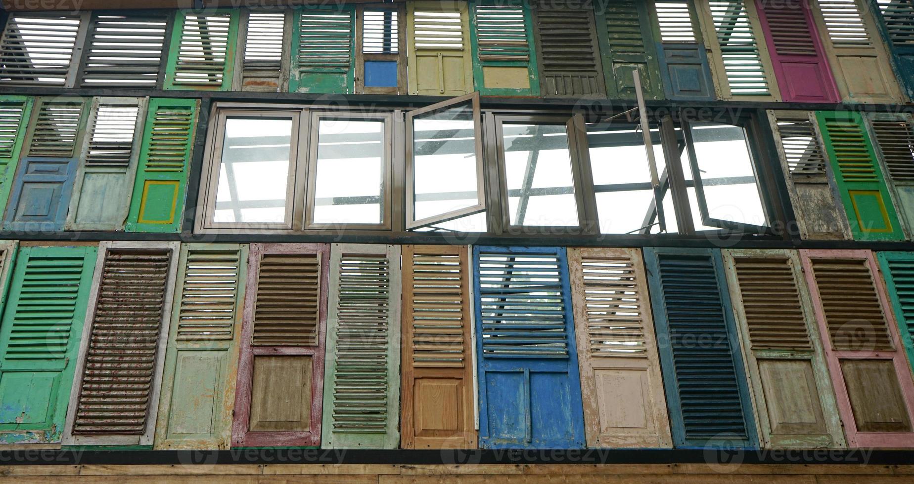 el diseño de ventanas antiguas en varios colores decora una casa foto