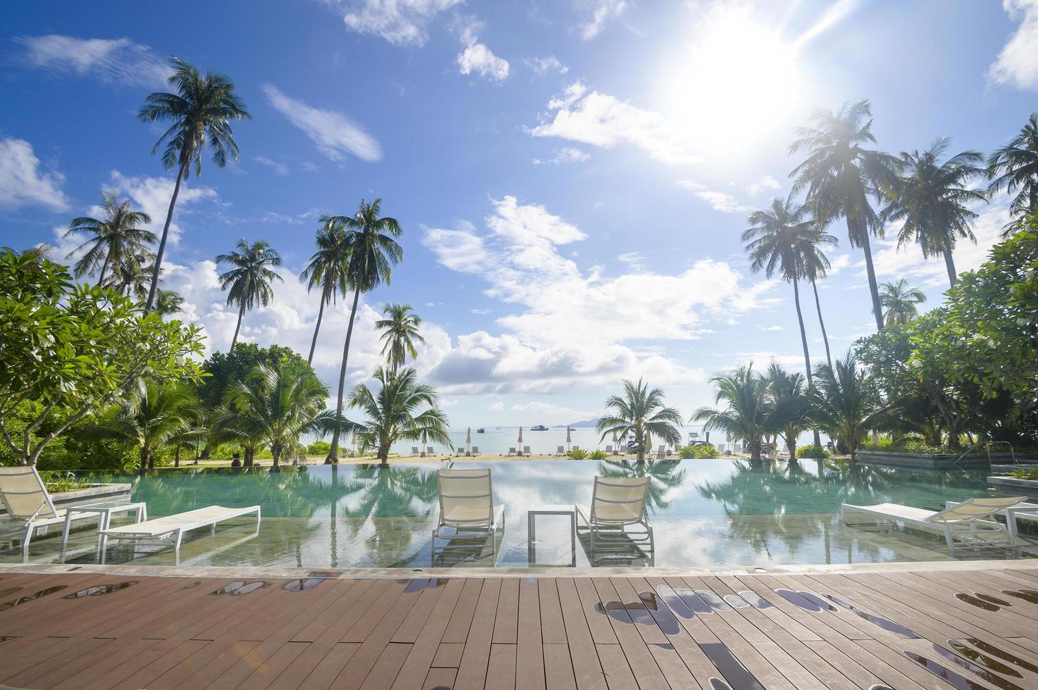 hermosa vista de la piscina con jardín tropical verde en un acogedor resort, isla phi phi, tailandia foto