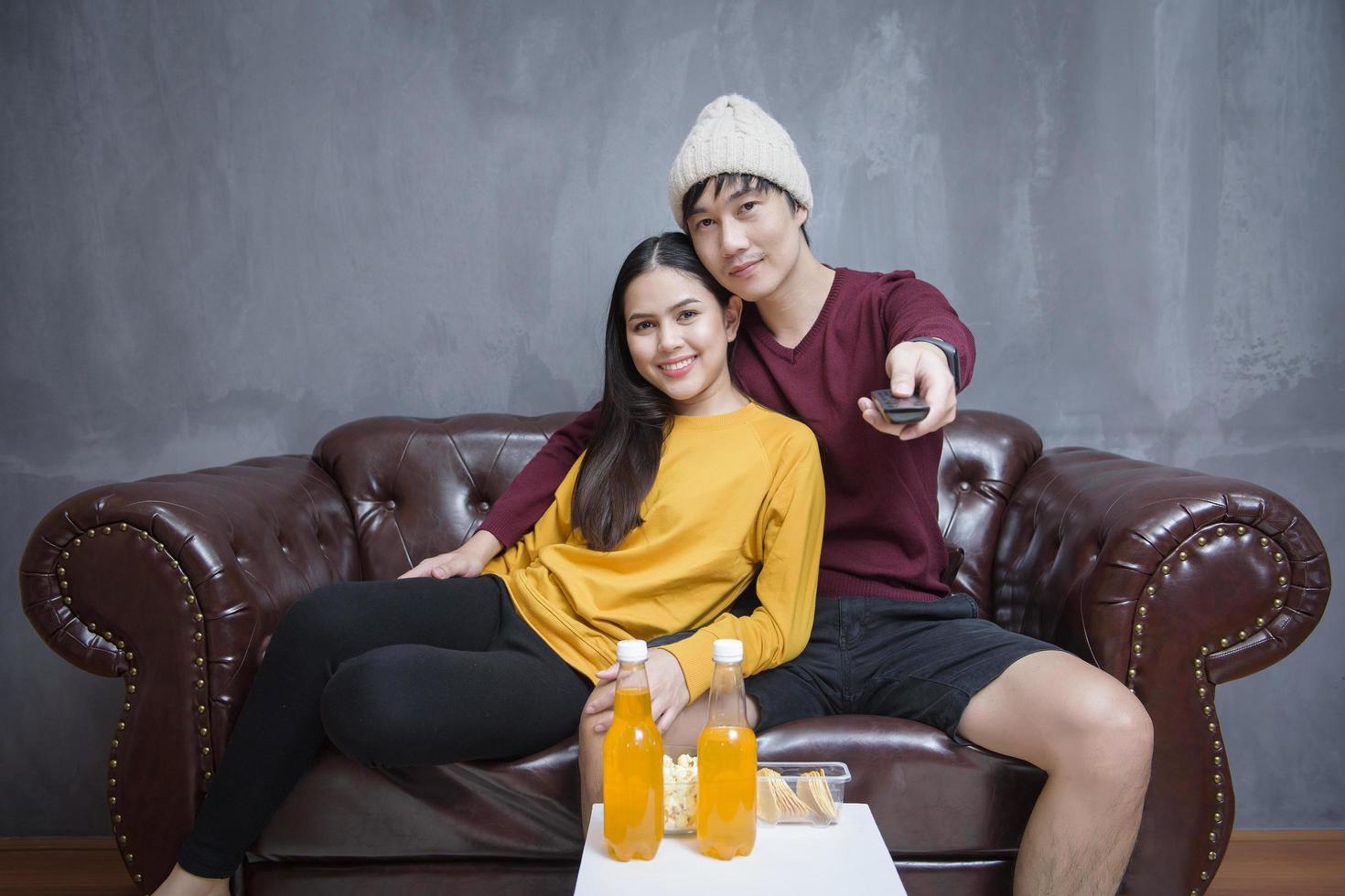 pareja feliz quedarse en casa viendo películas foto