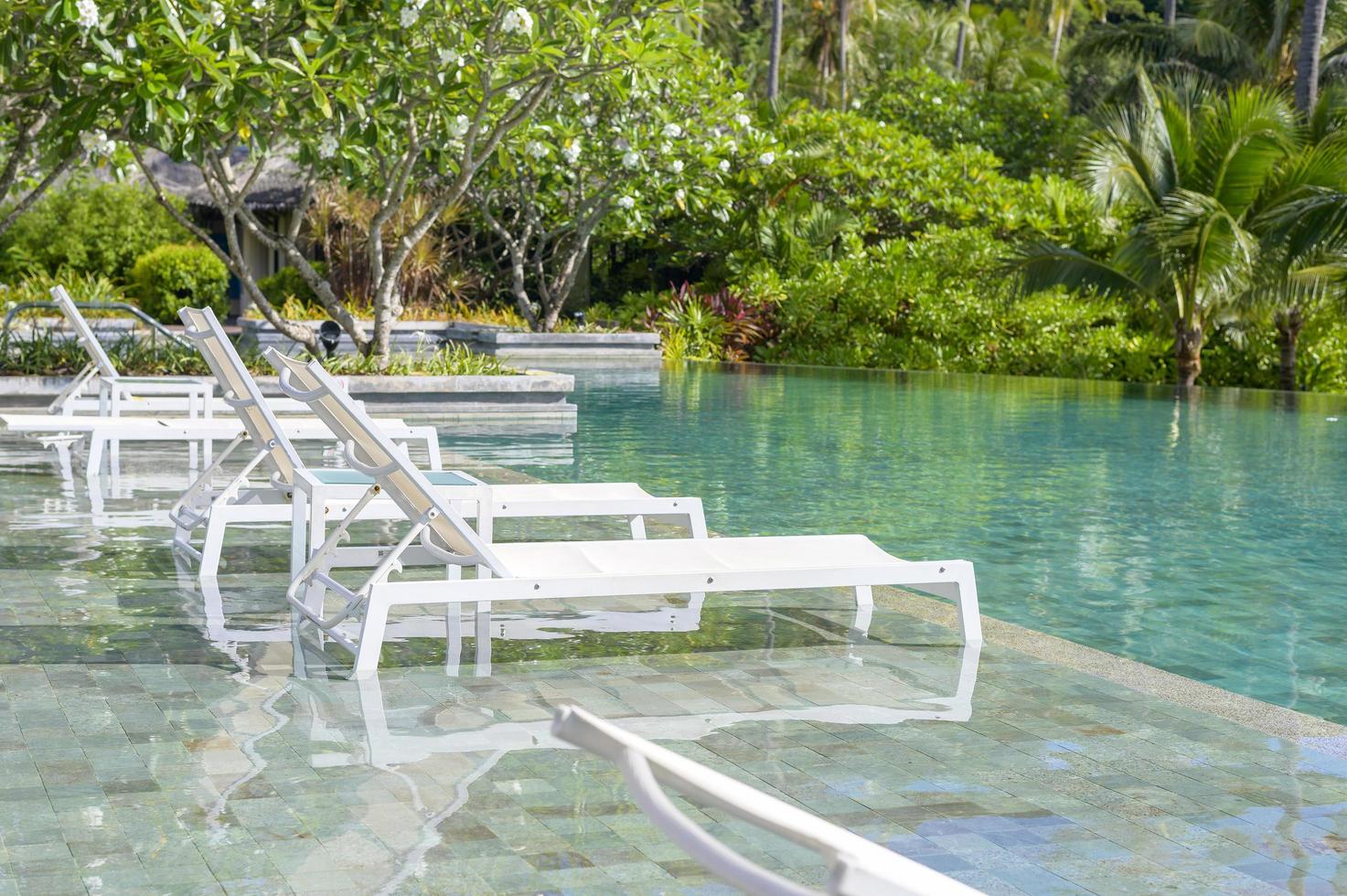 hermosa vista de la piscina con jardín tropical verde en un acogedor resort, isla phi phi, tailandia foto