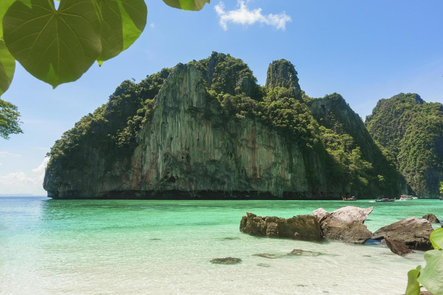 hermosa vista del paisaje de la playa tropical, mar esmeralda y arena blanca contra el cielo azul, bahía maya en la isla phi phi, tailandia foto