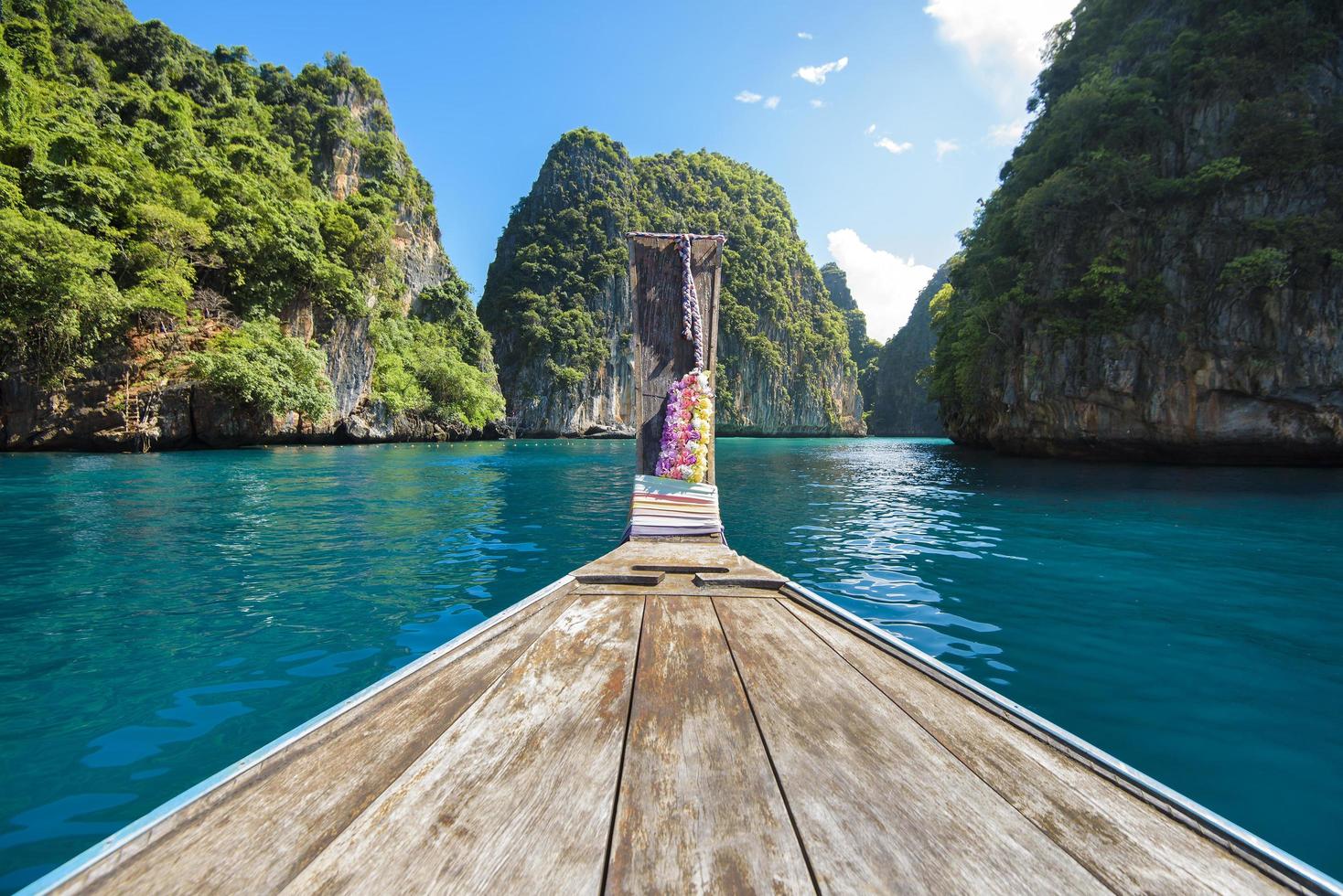 vista del barco de cola larga tradicional tailandés sobre el mar claro y el cielo en el día soleado, islas phi phi, tailandia foto