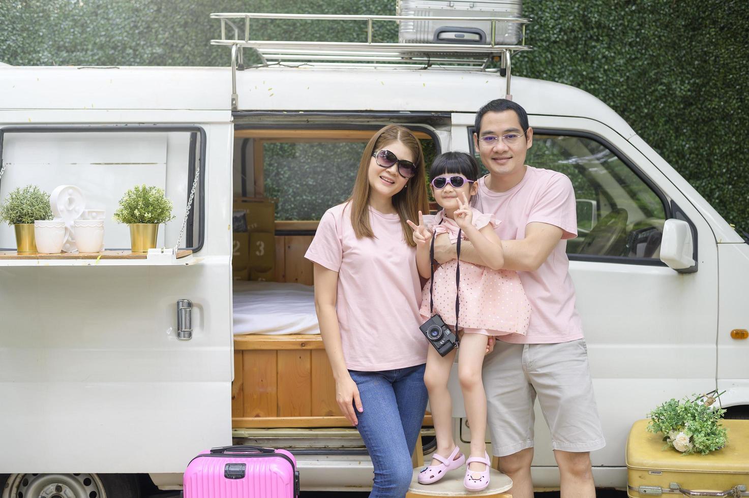 una alegre familia asiática que disfruta de un viaje por carretera y un viaje se va de vacaciones, viajes y concepto de turismo foto