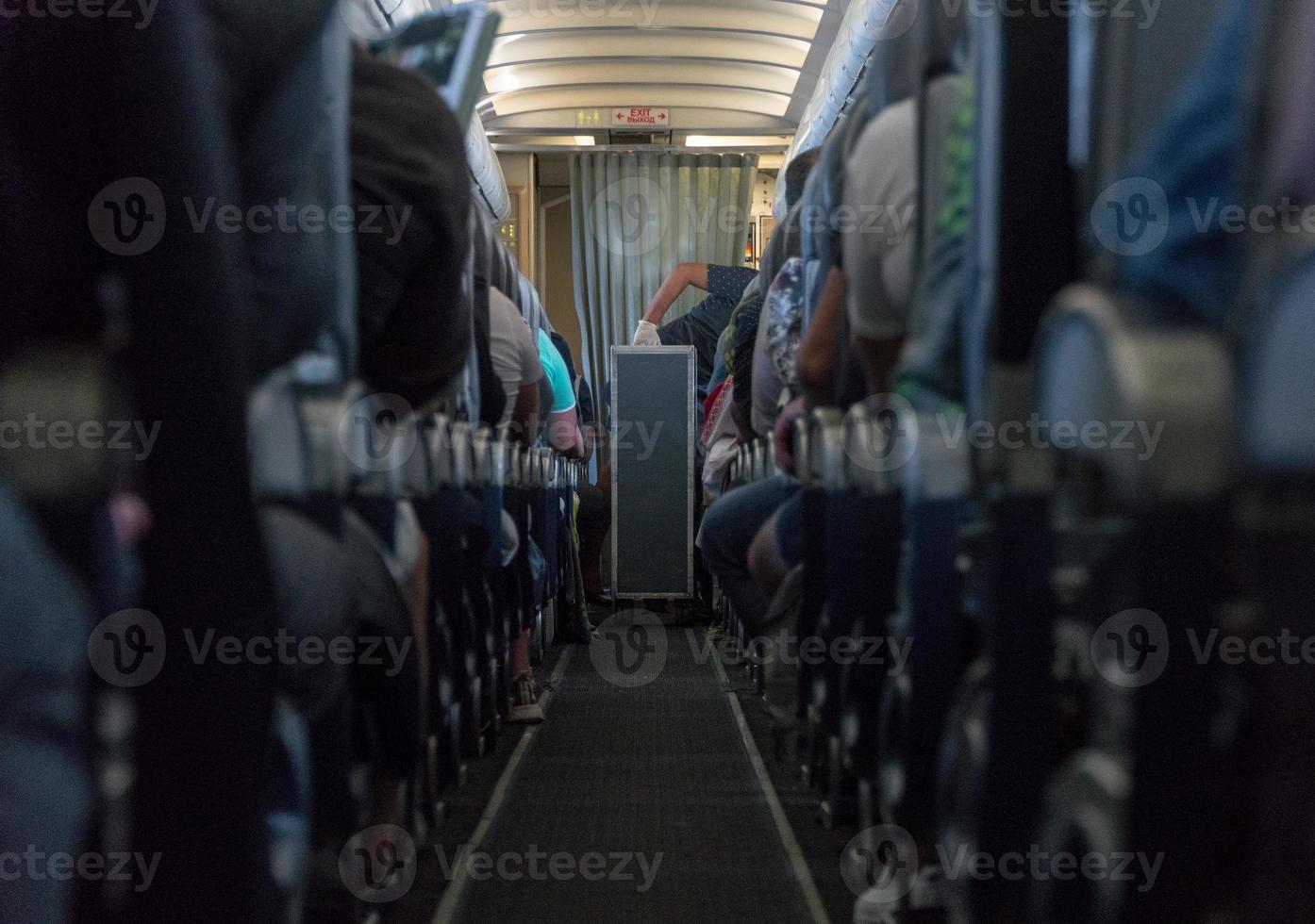 foto borrosa del interior del avión. pasajeros en el avión de cabina